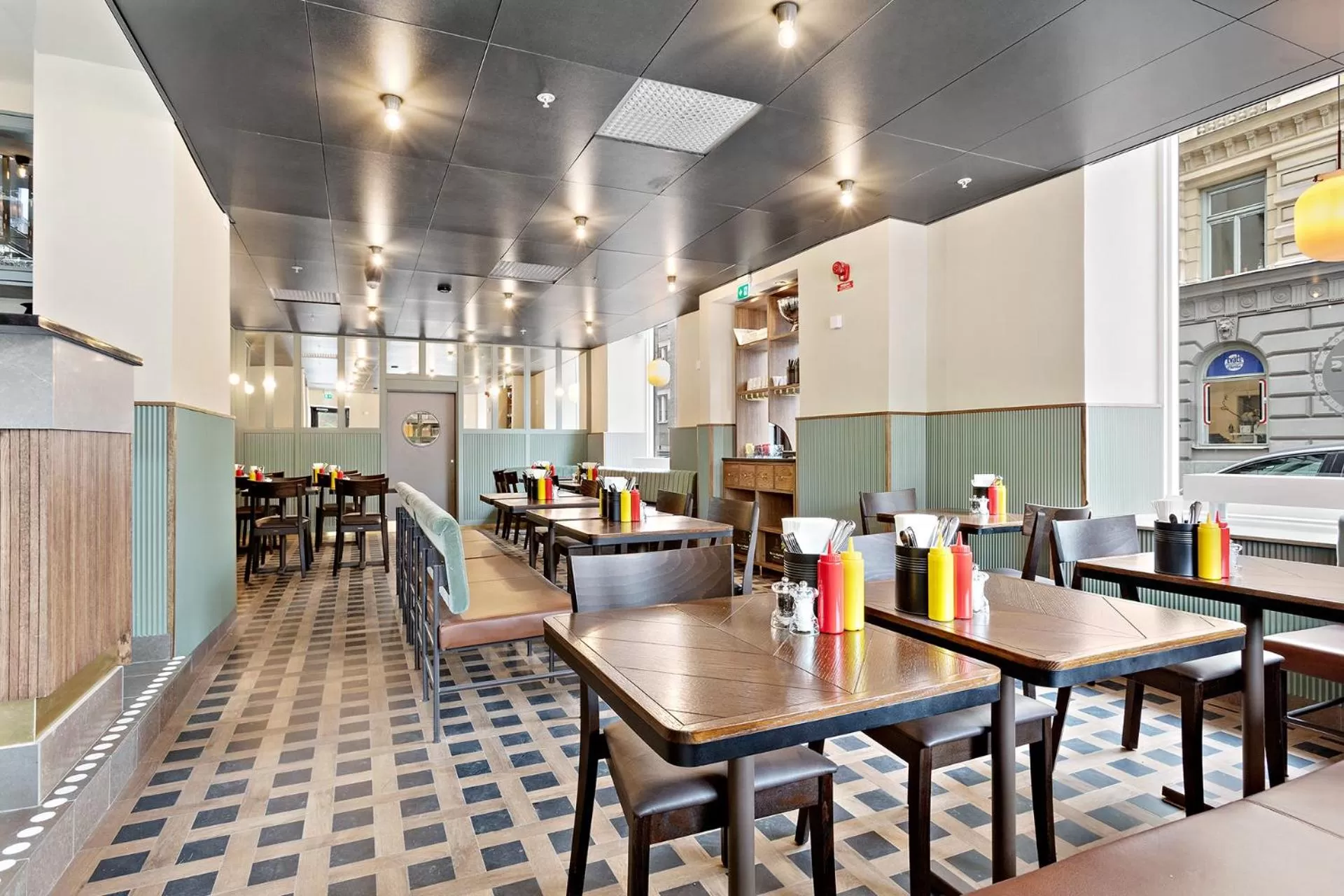 Restaurant/places to eat in Best Western Hotel at 108