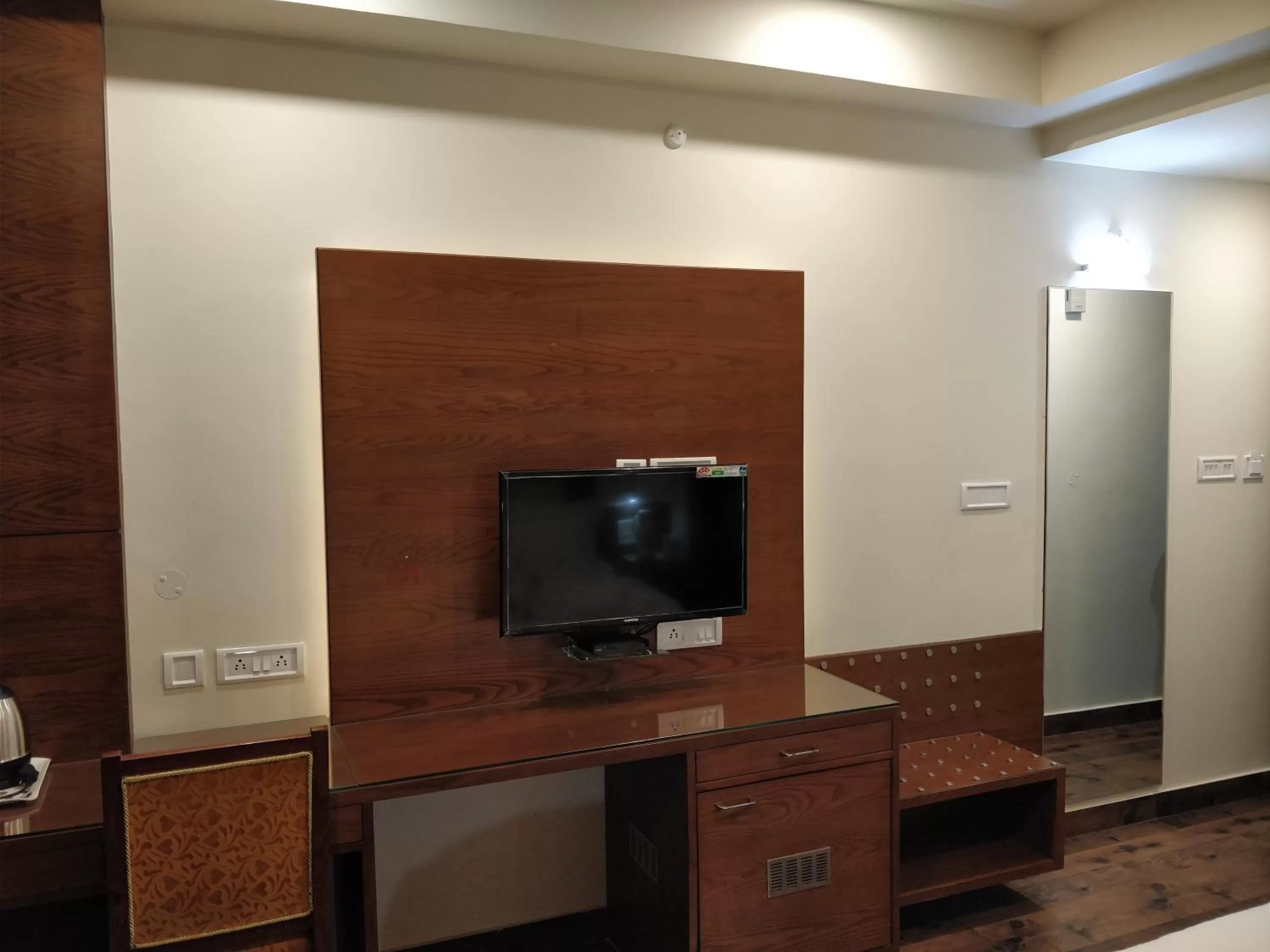 room service in Hotel Yatrik