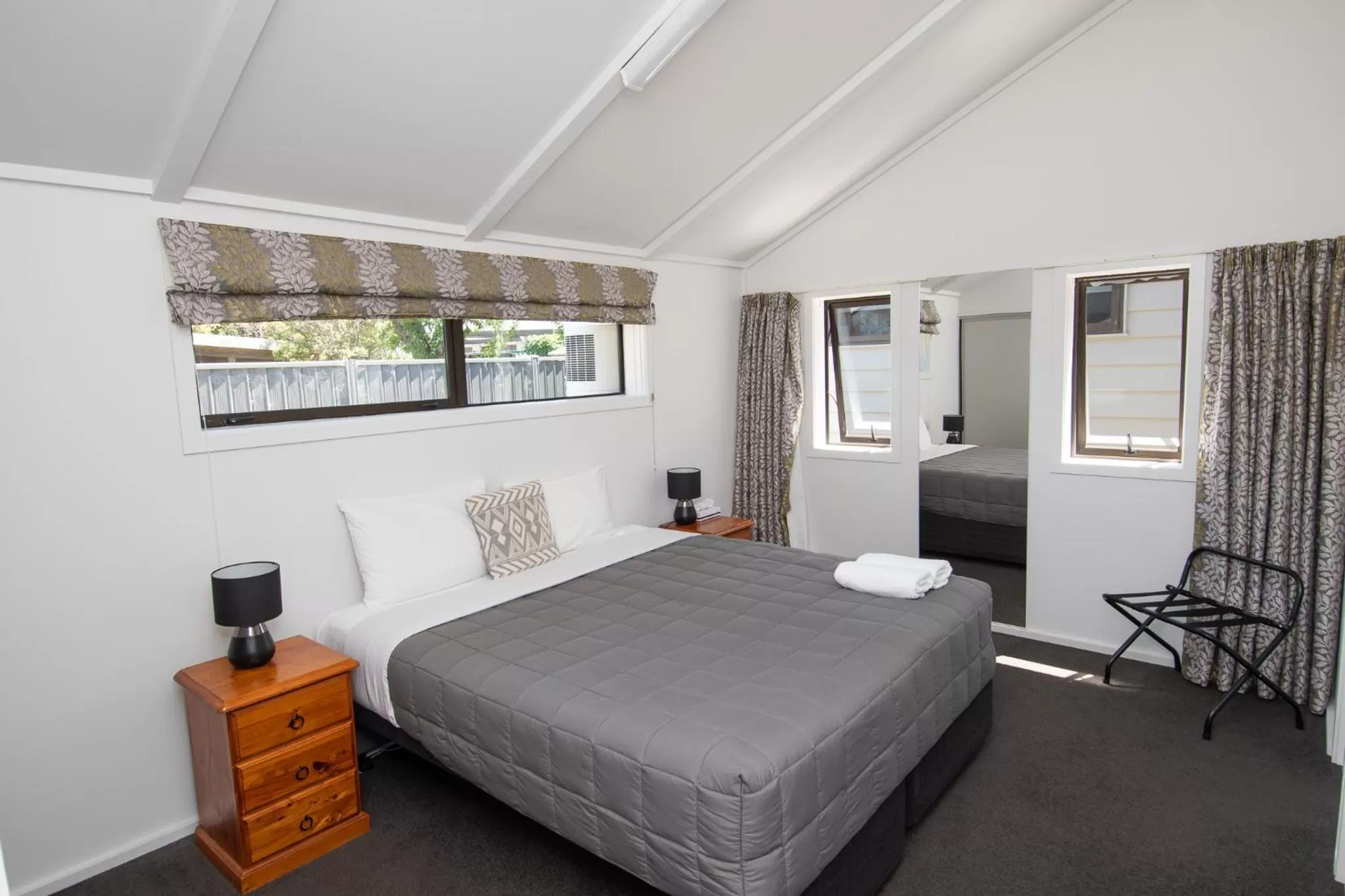 Bedroom, Bed in Middle Park Motel