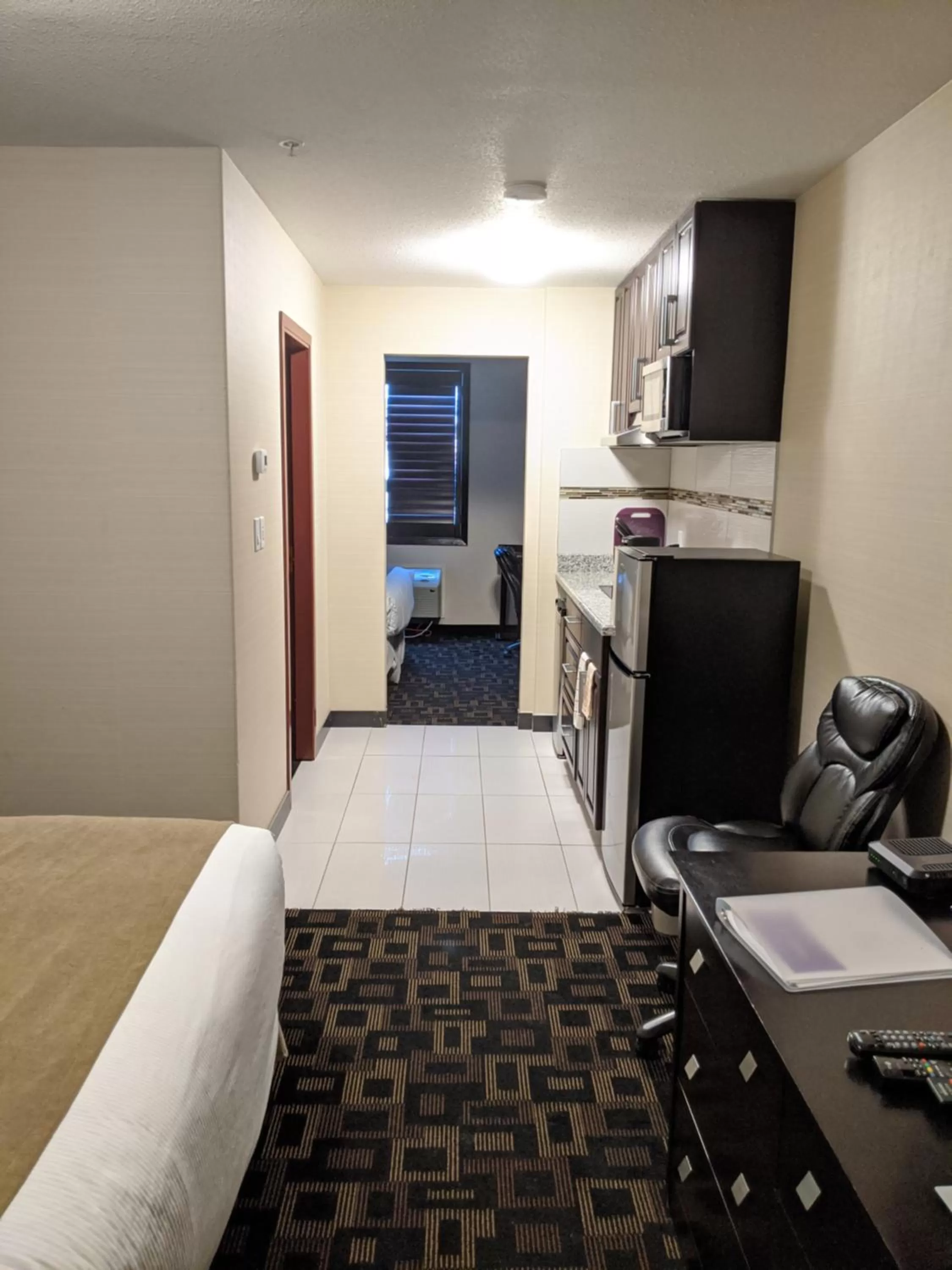 Kitchen or kitchenette in Foxwood Inn & Suites Drayton Valley