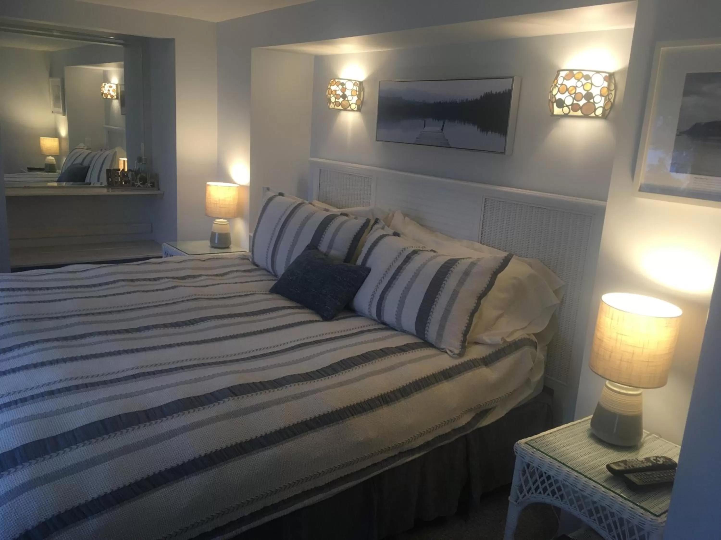 Bed in Long Lake Waterfront Bed and Breakfast