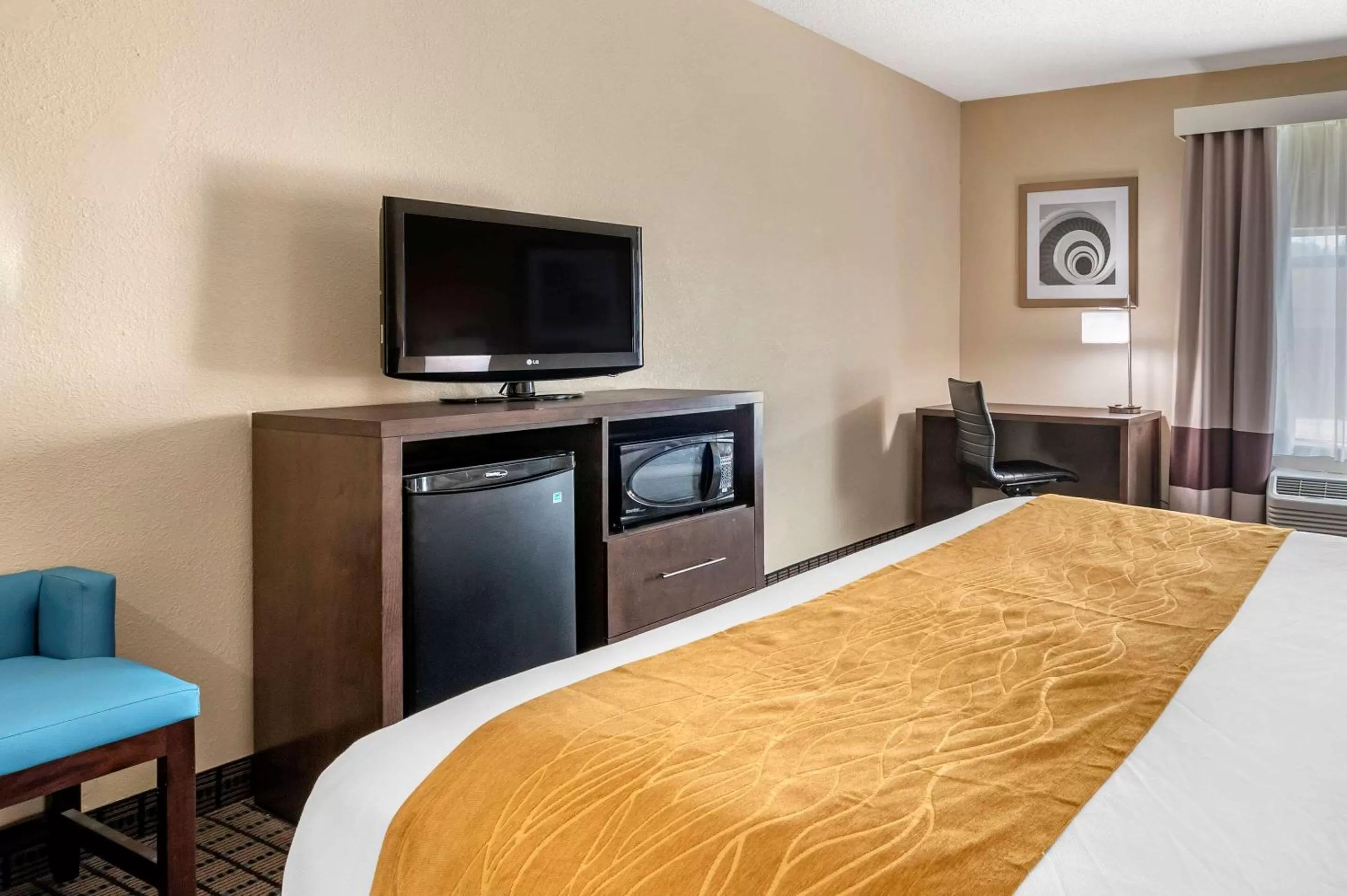 Photo of the whole room, Bed in Comfort Inn & Suites Cincinnati Uptown Clifton