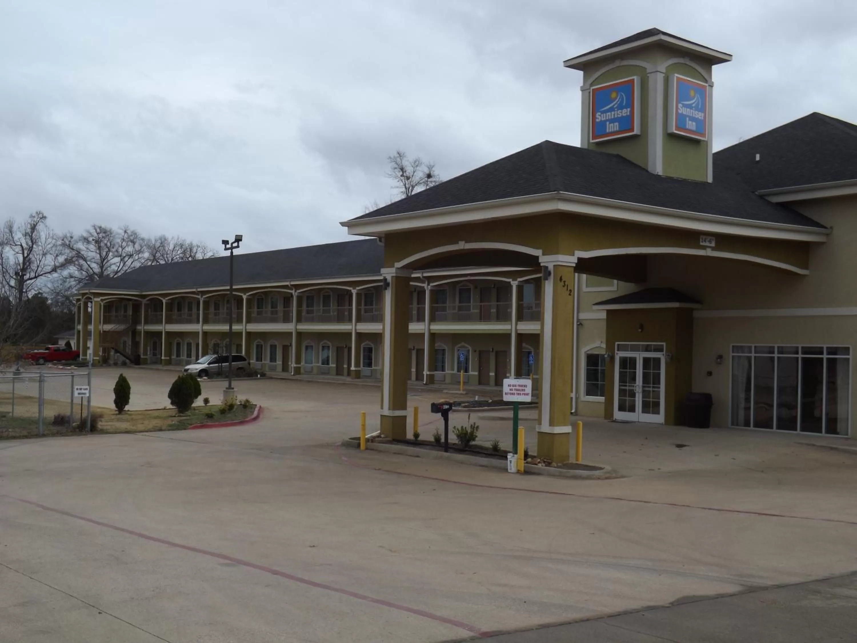 Property building in SSunriser Inn