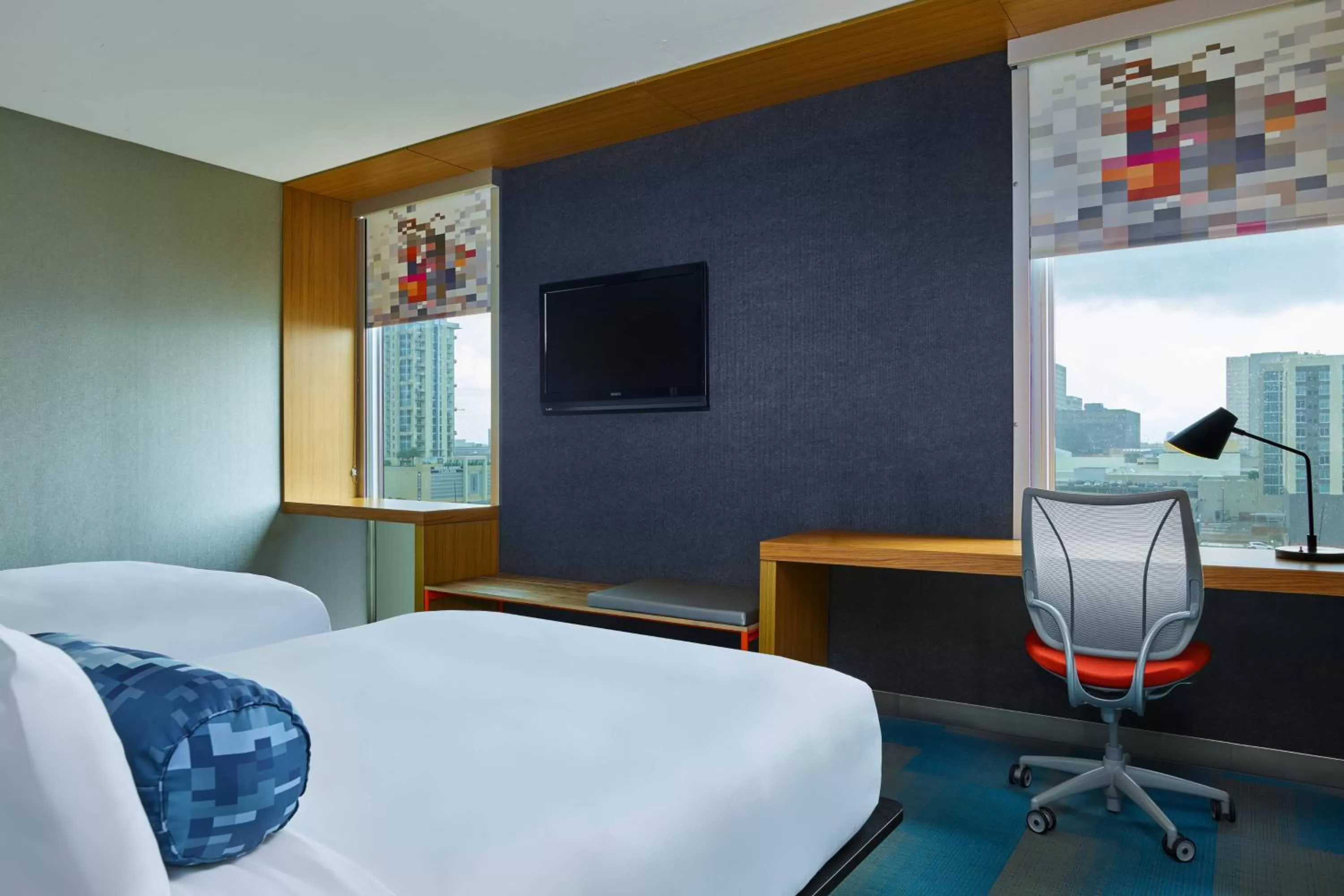 King Room with Roll-in Shower - Mobility and Hearing Accessible in Aloft Houston by the Galleria