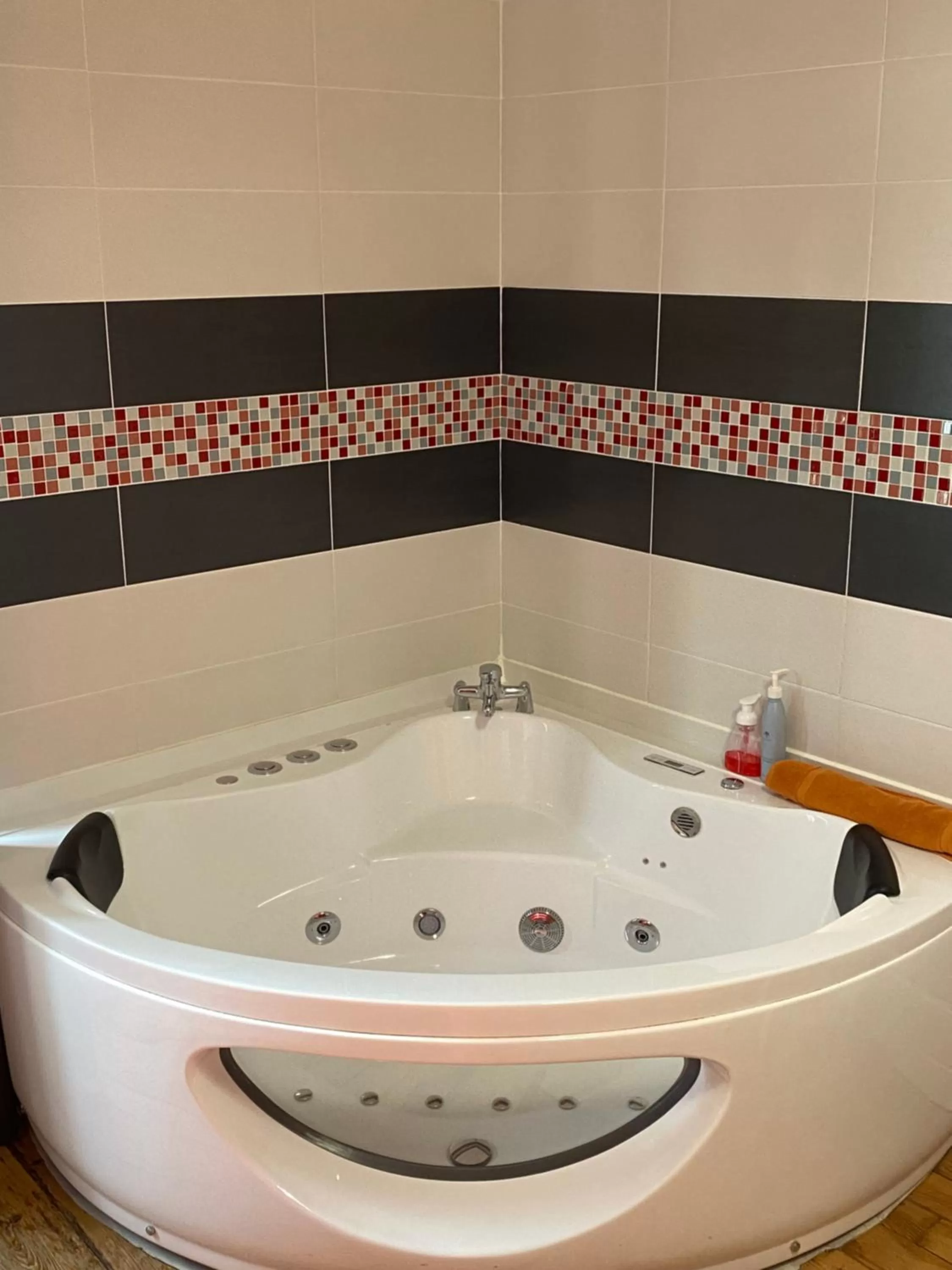 Hot Tub in Chambres d'Hôtes Au coin du spa