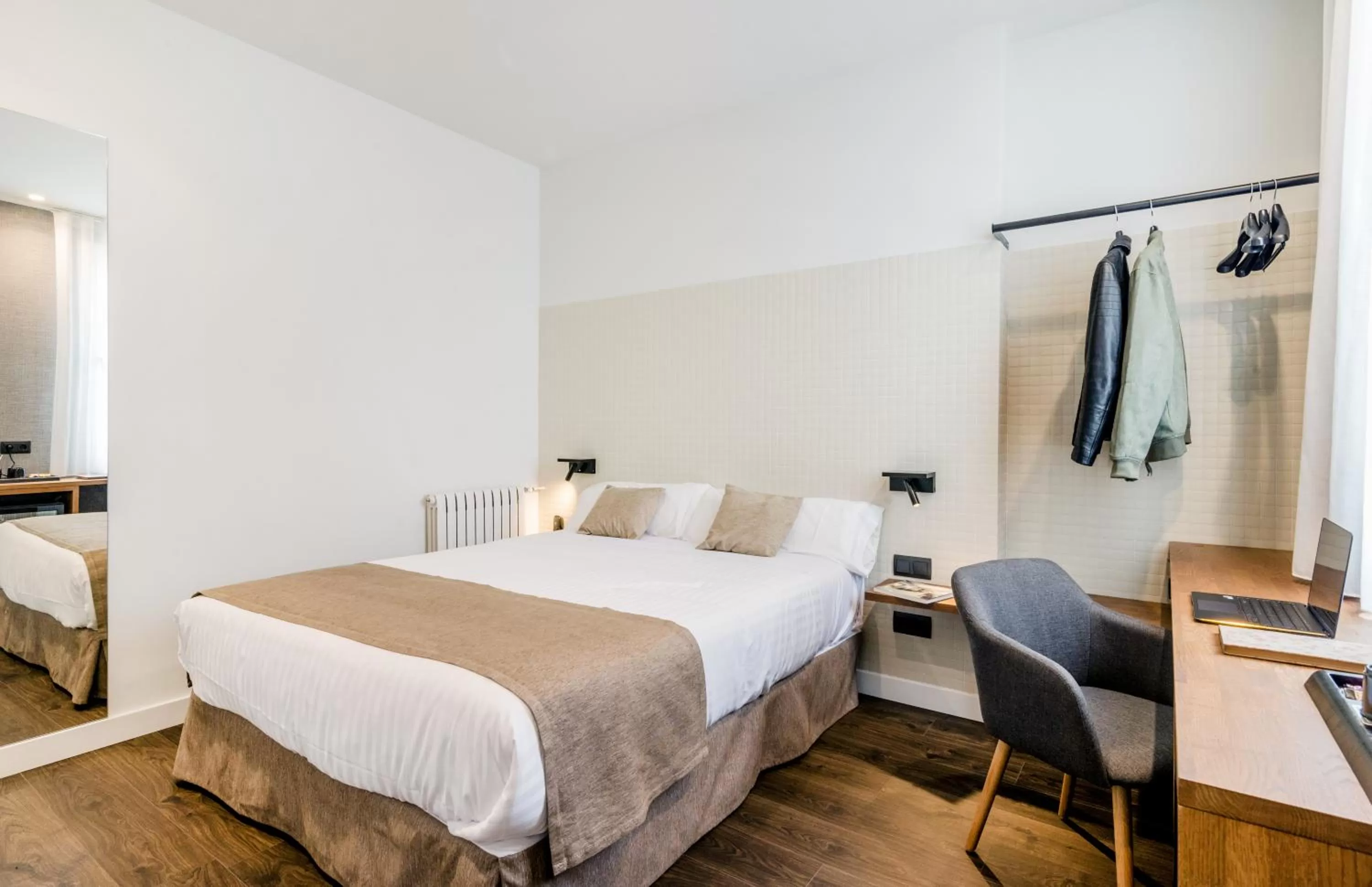 Bedroom, Bed in Peninsular