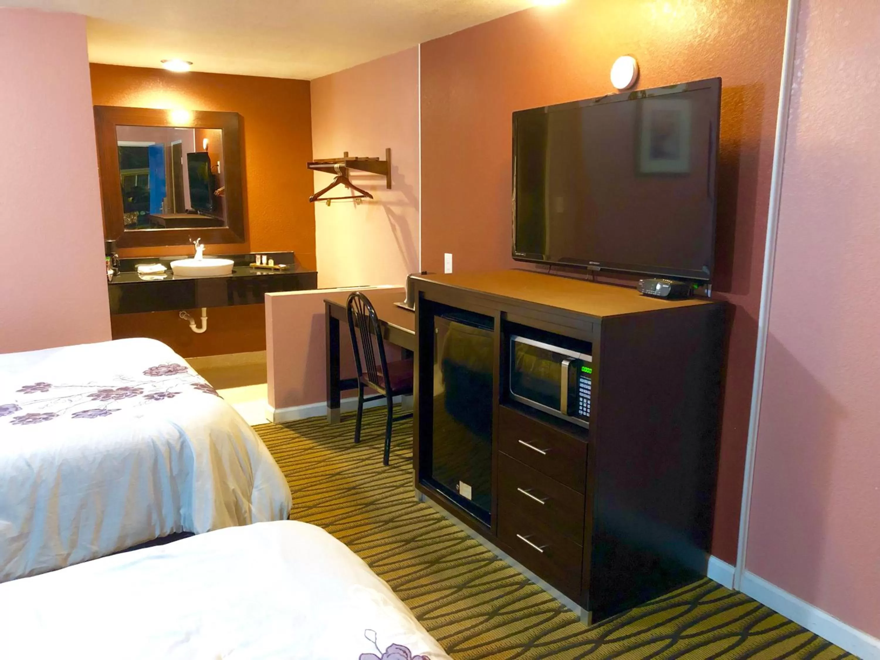 Bed in Annie Oakley Motel Oakley