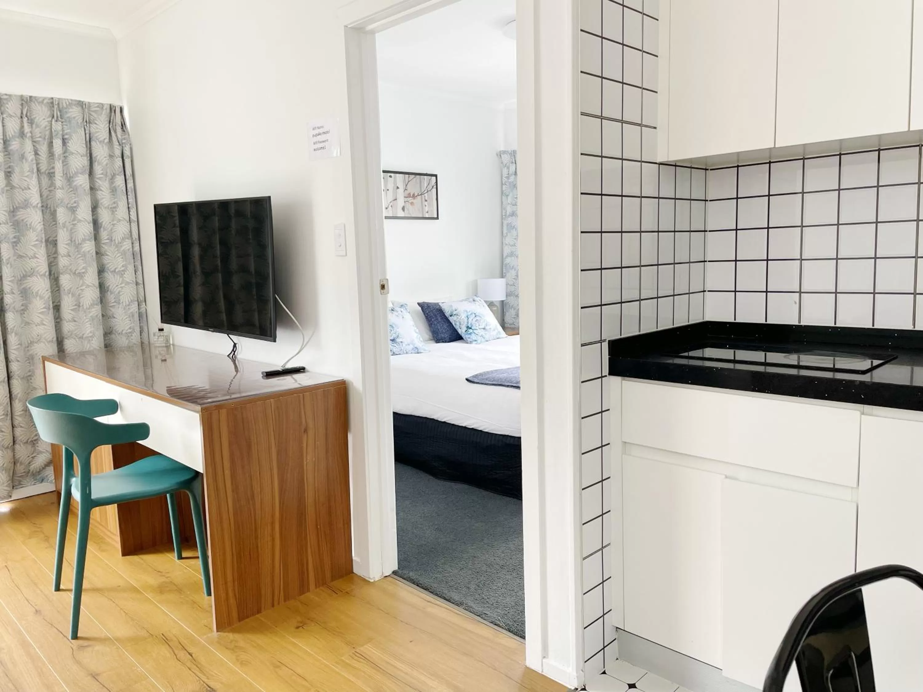 TV and multimedia, Bed in Pupuke Manor Motel