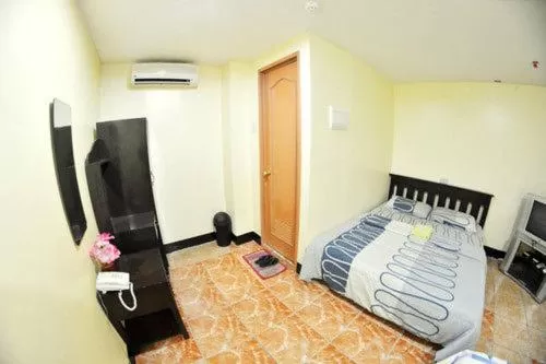 Photo of the whole room, Bed in Honey Hunt House