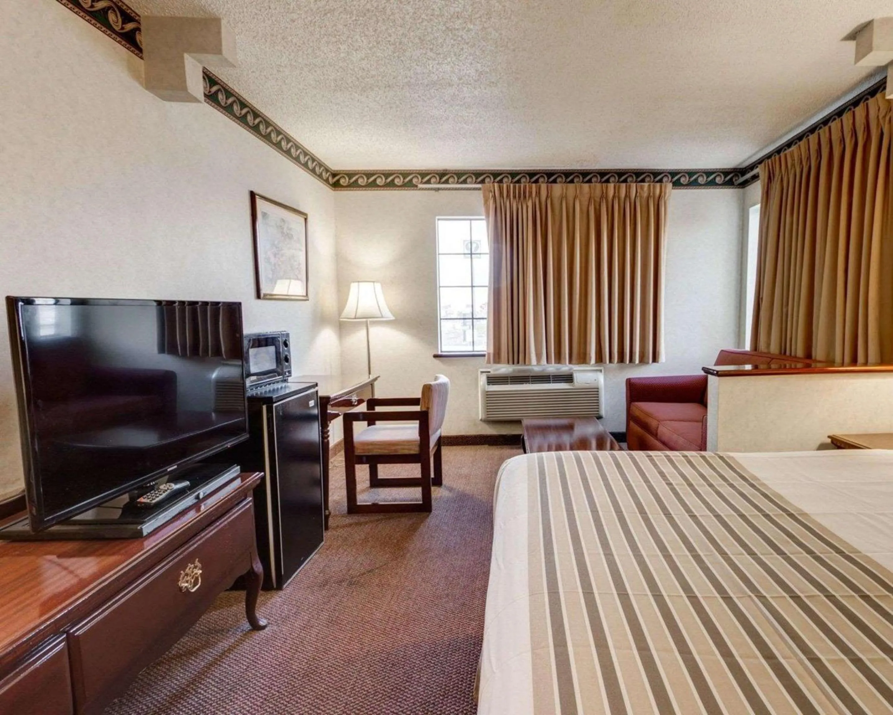 Photo of the whole room, Bed in Econo Lodge Inn & Suites El Paso West