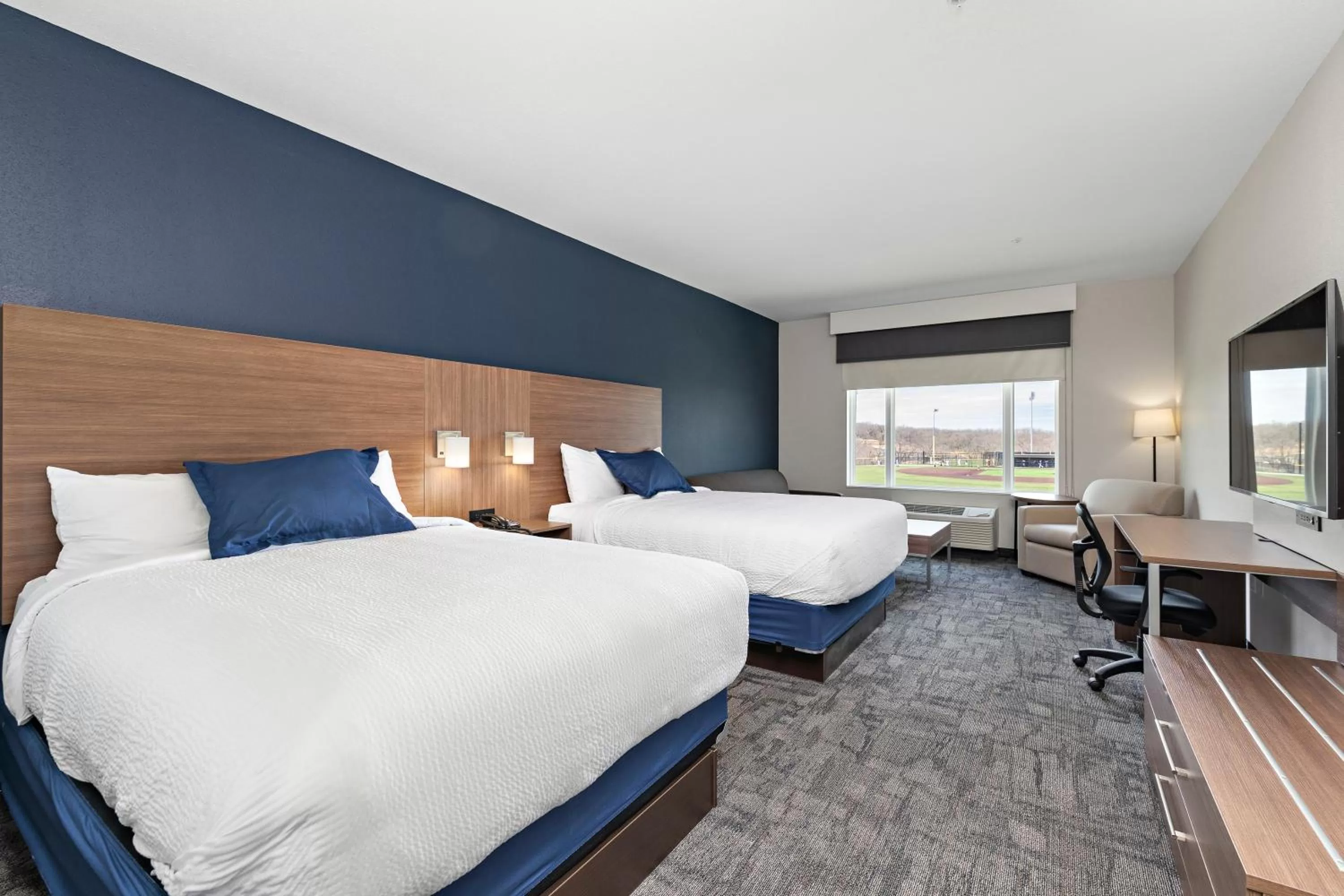 Bed in Holiday Inn Express Kansas City North Parkville by IHG