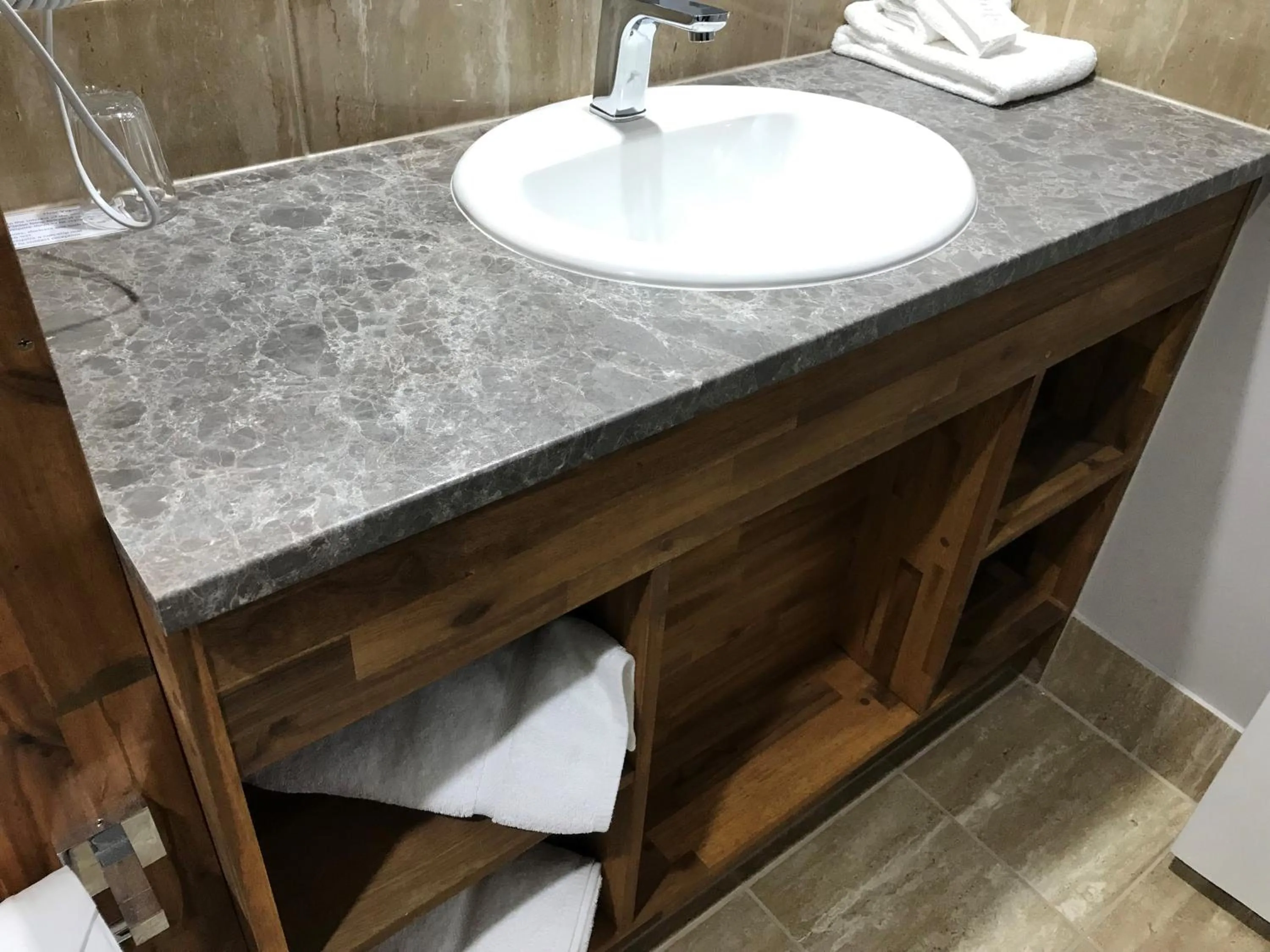 Bathroom in Metro Hotel & Apartments Gladstone