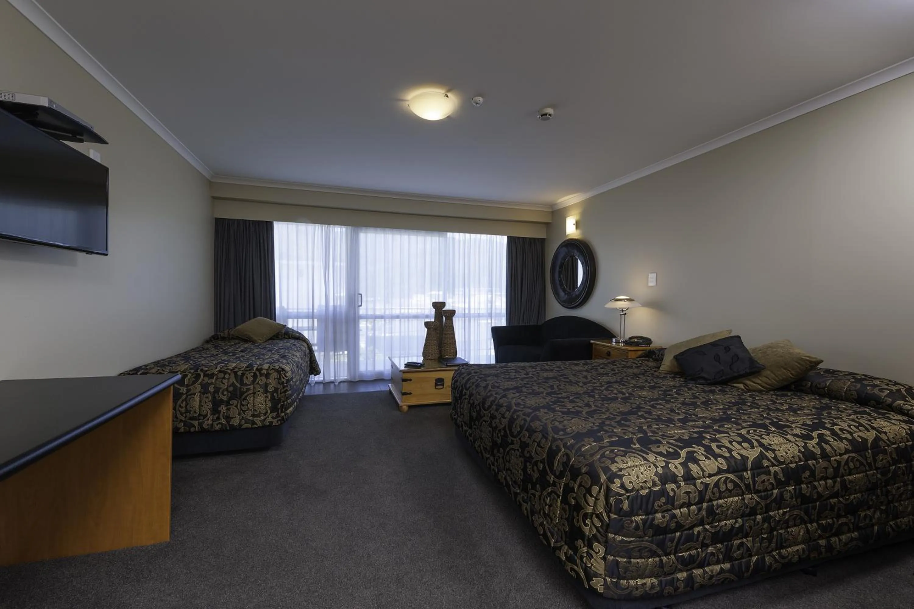 Photo of the whole room, Bed in Beachcomber Inn Picton