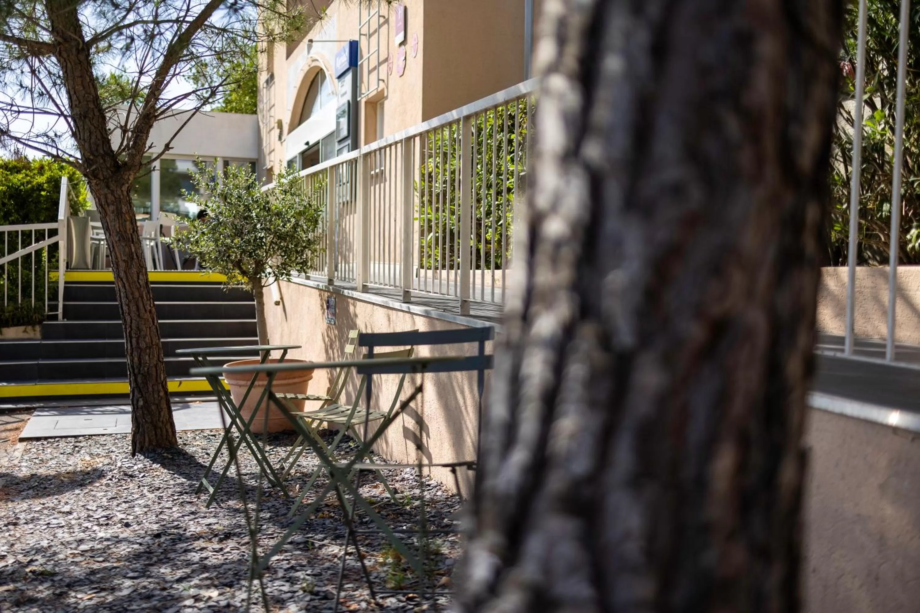 Facade/entrance in Hôtel restaurant Kyriad Fréjus