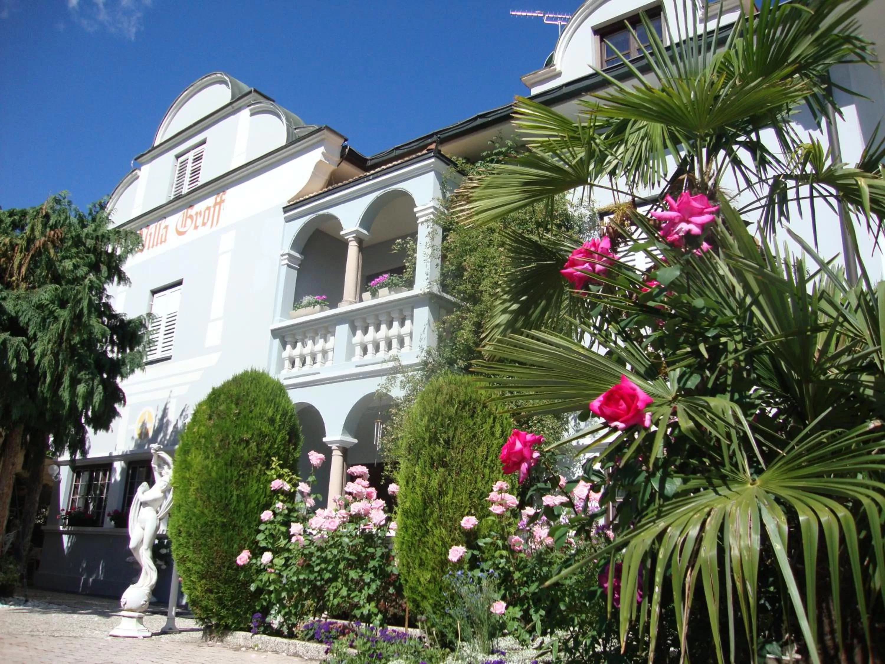 Facade/entrance in Hotel Villa Groff