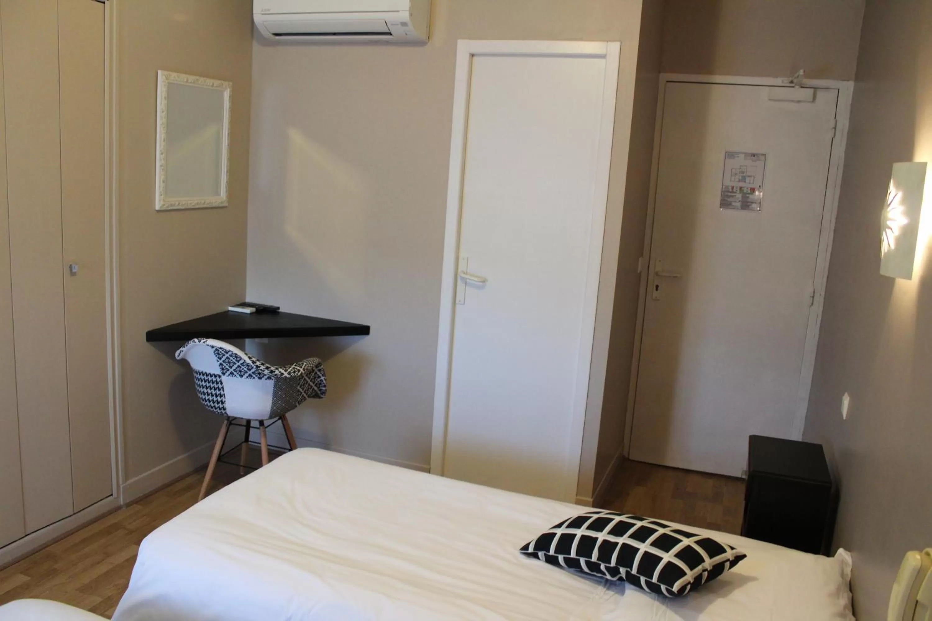 Photo of the whole room, Bed in Les Glycines