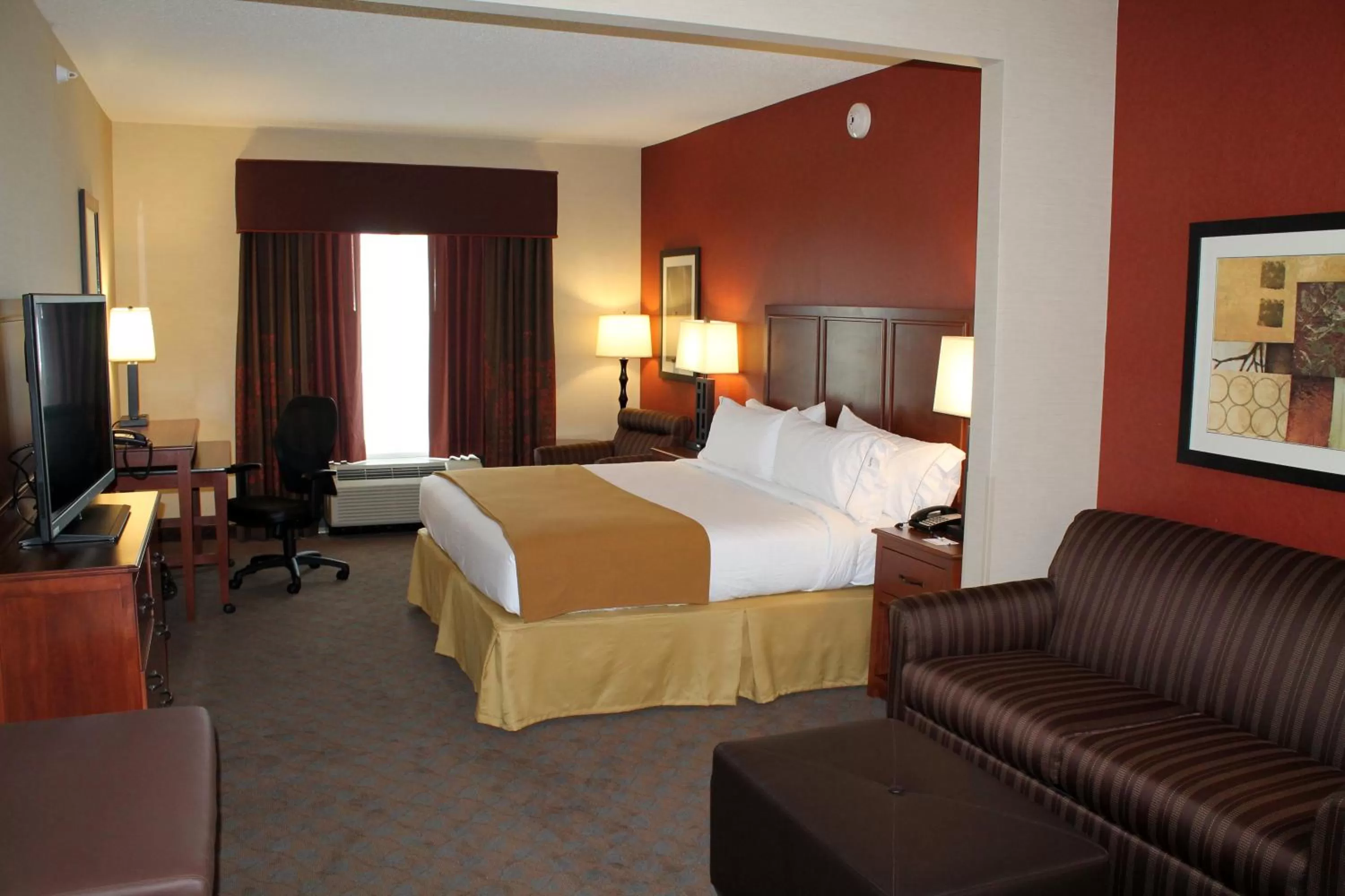 Photo of the whole room, Bed in Holiday Inn Express & Suites Paducah West by IHG