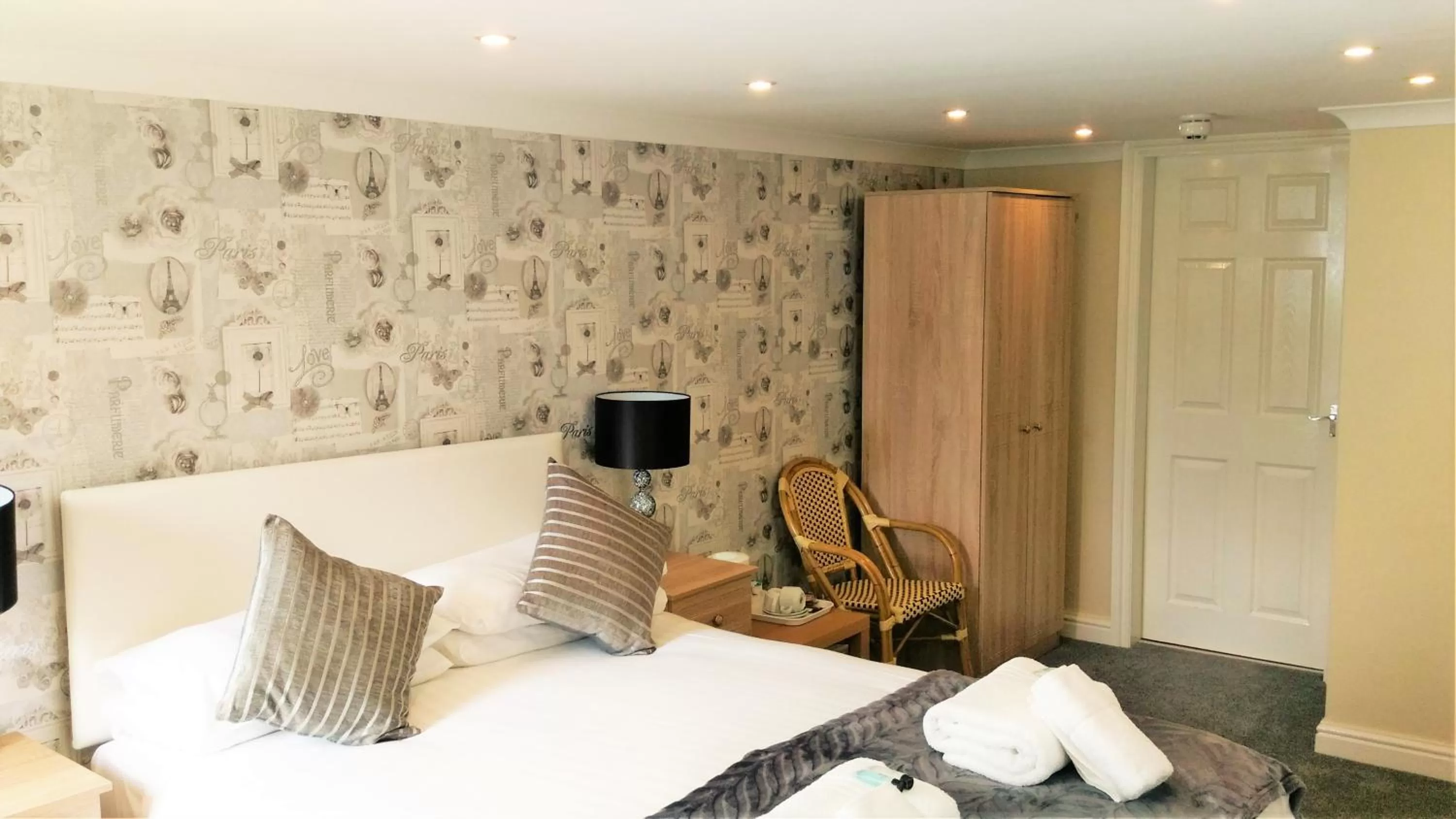 Bedroom, Bed in Winchmore Hotel