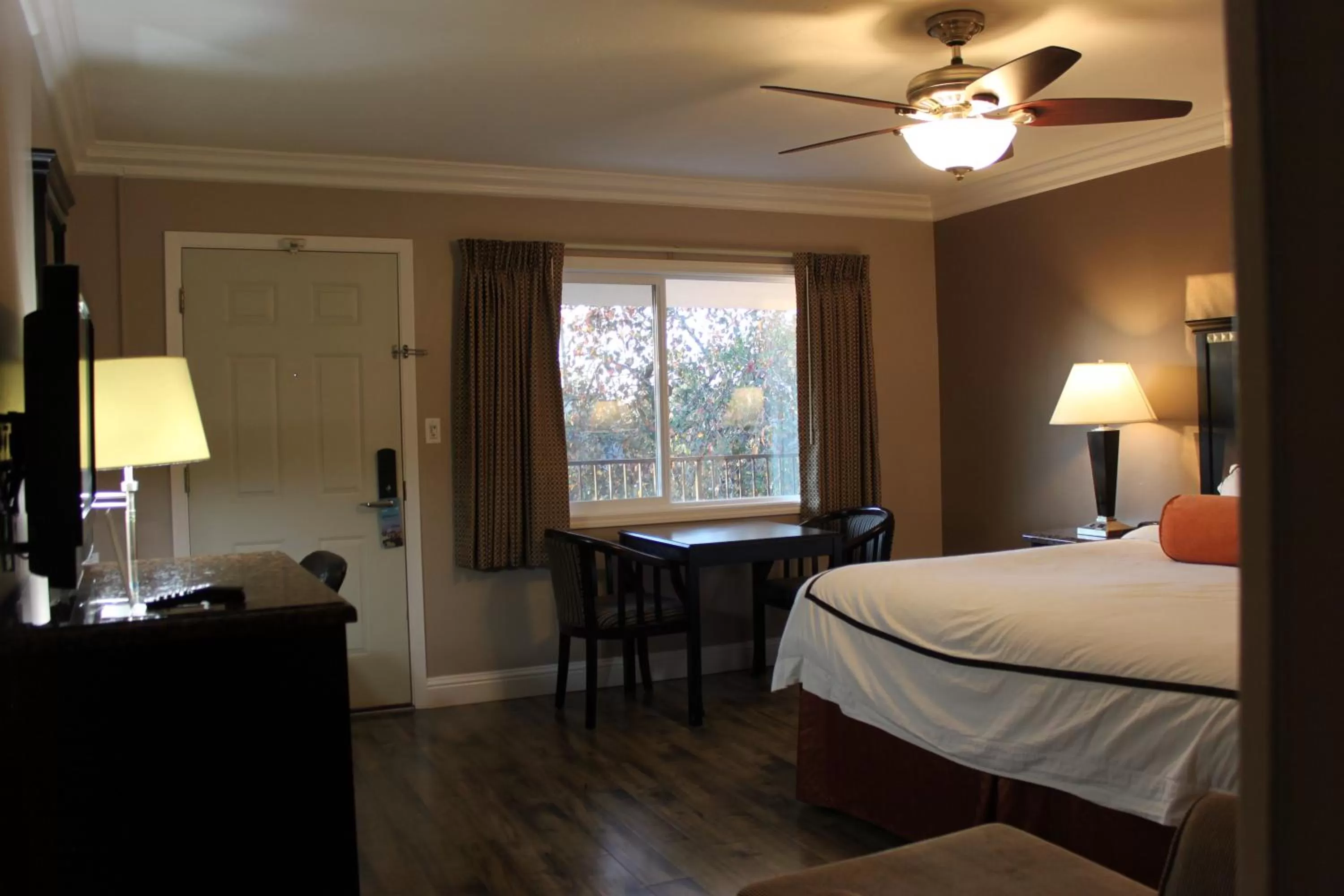 Seating area, Bed in Travelodge by Wyndham Santa Maria