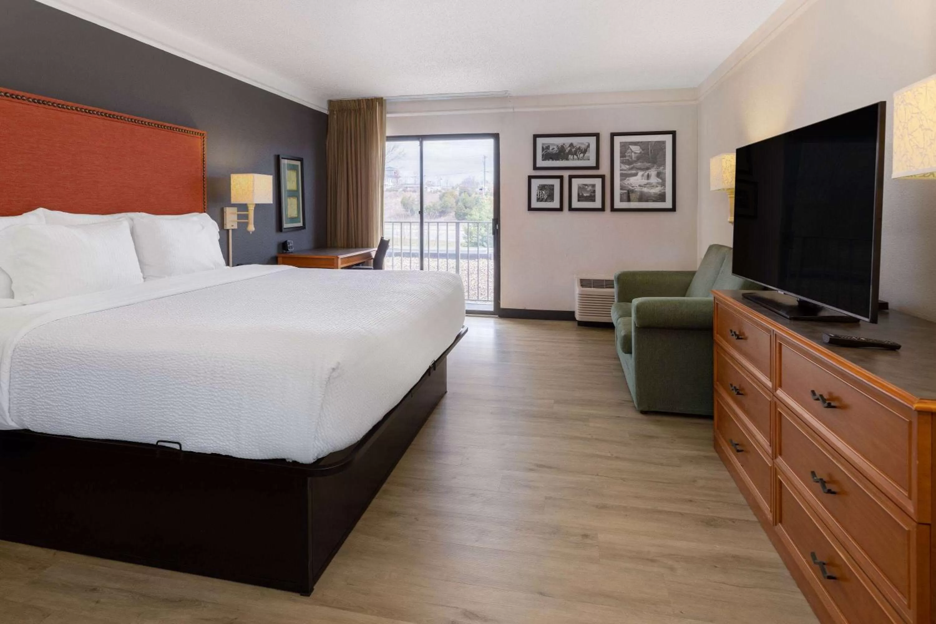 Photo of the whole room, Bed in La Quinta Inn & Suites by Wyndham Kingsport TriCities
