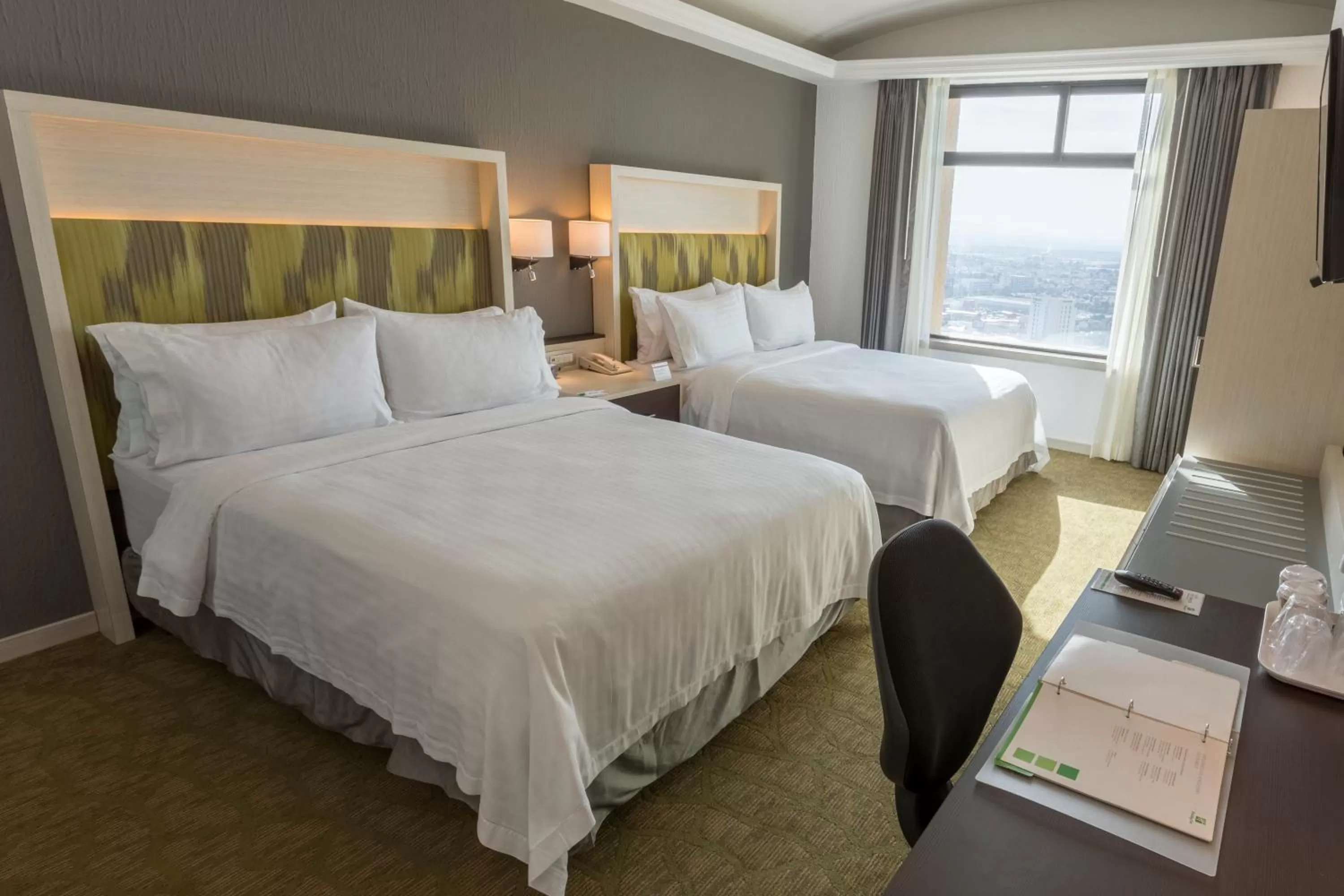 Photo of the whole room, Bed in Holiday Inn Queretaro Zona Diamante by IHG