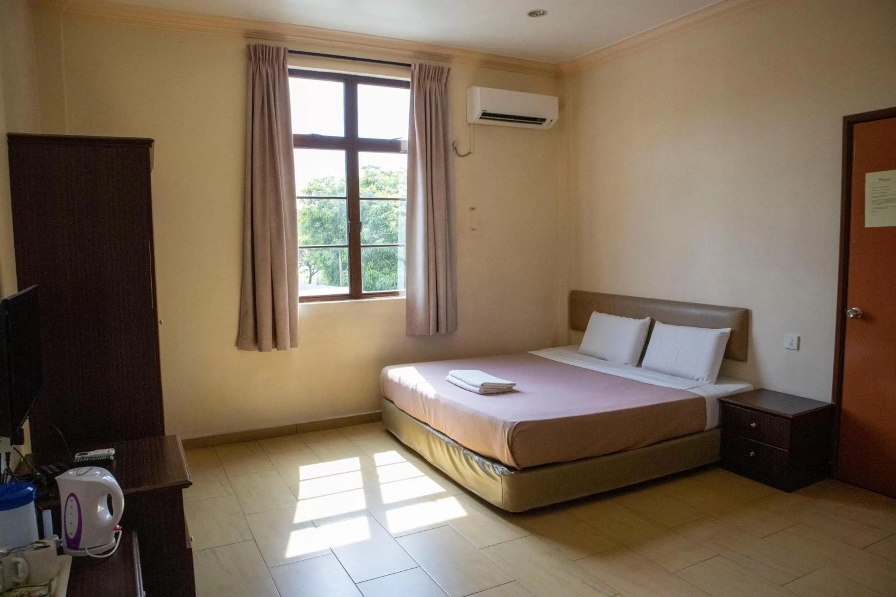 Deluxe King Room - single occupancy in Hotel Wangsamas