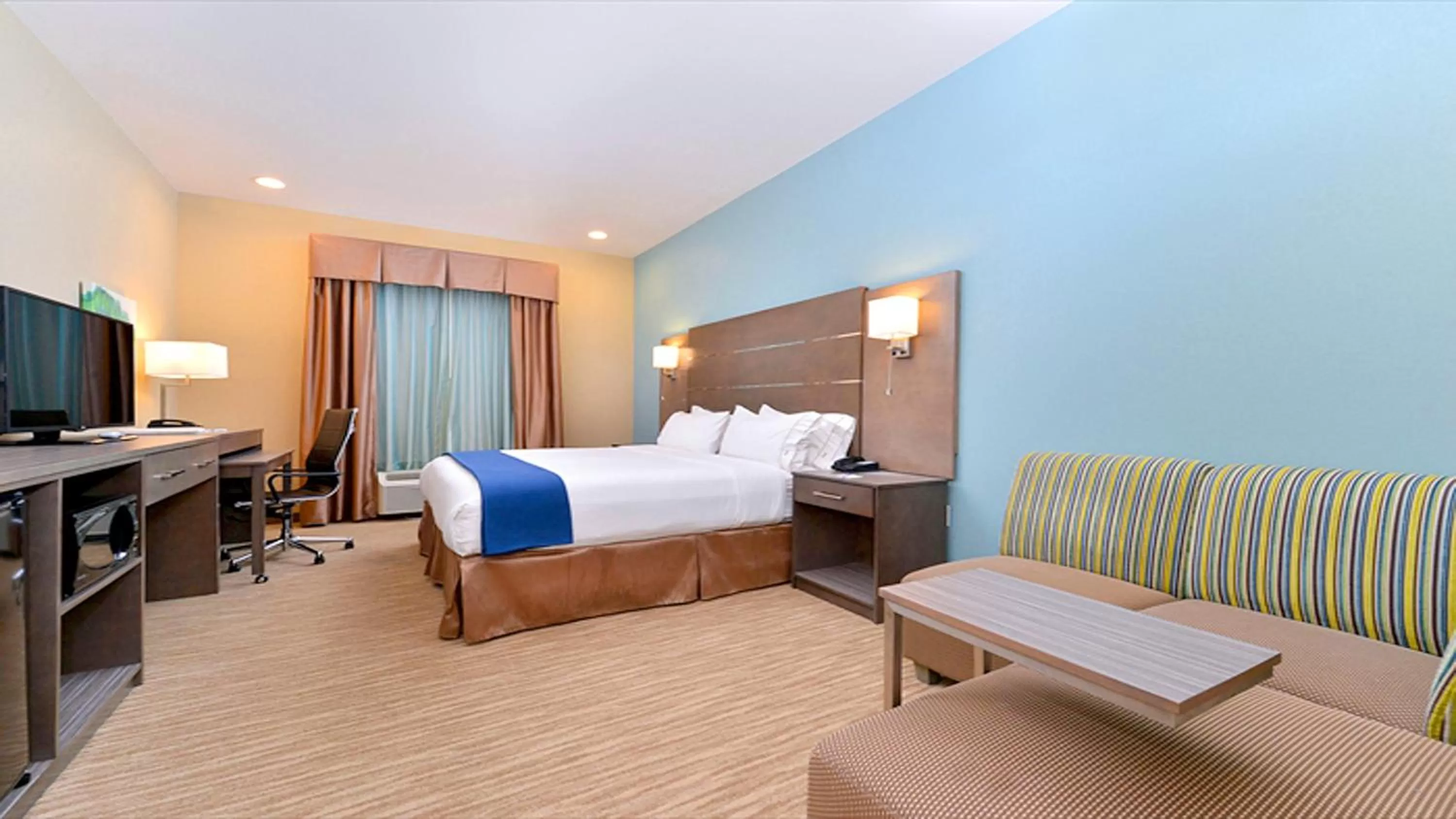 Photo of the whole room, Bed in Holiday Inn Express and Suites Schulenburg by IHG