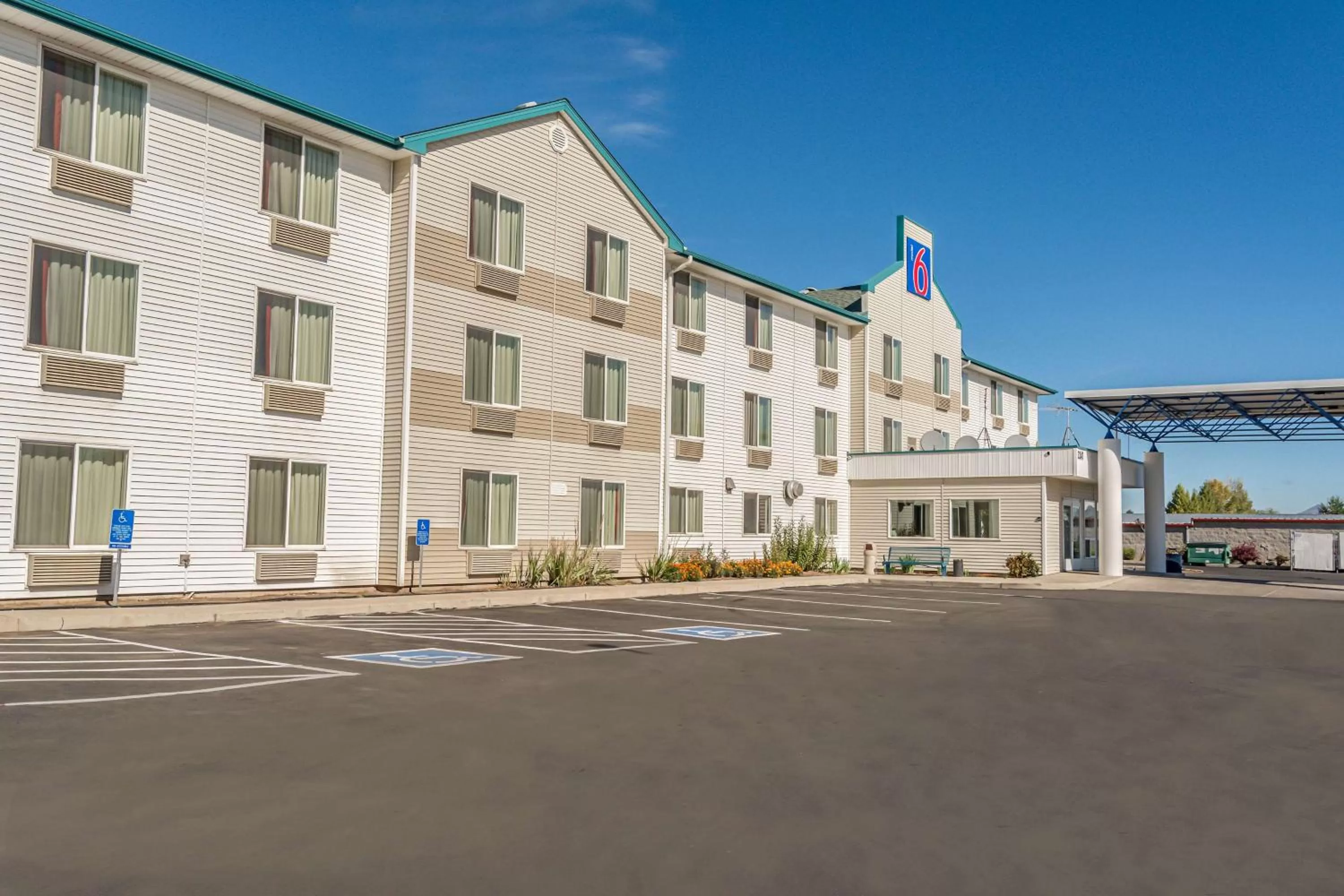 Property building in Motel 6-Redmond, OR