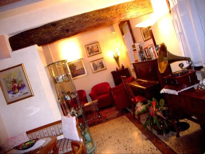 Communal lounge/ TV room in Albergo La Meridiana