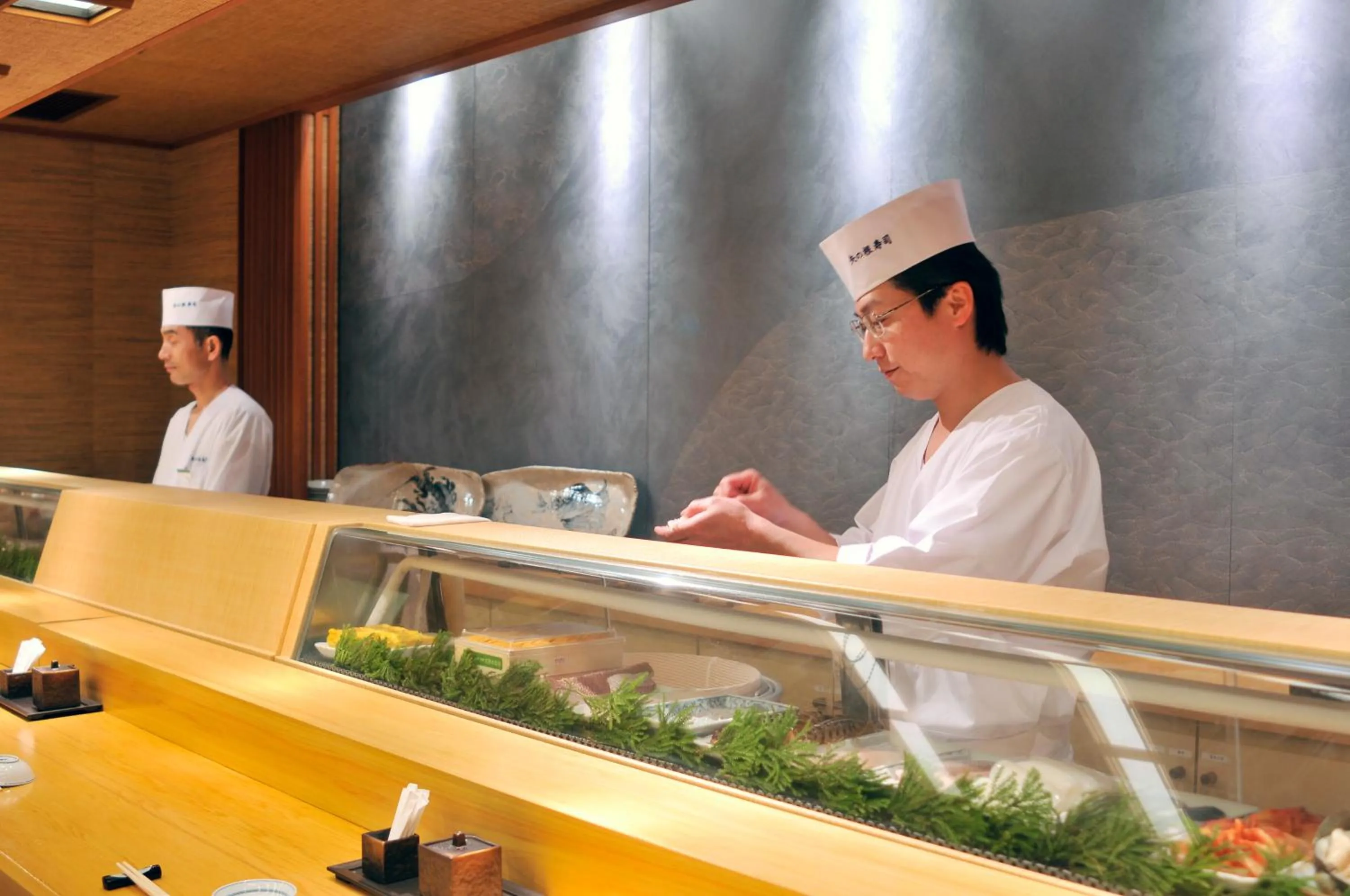 Restaurant/places to eat in Royal Park Hotel