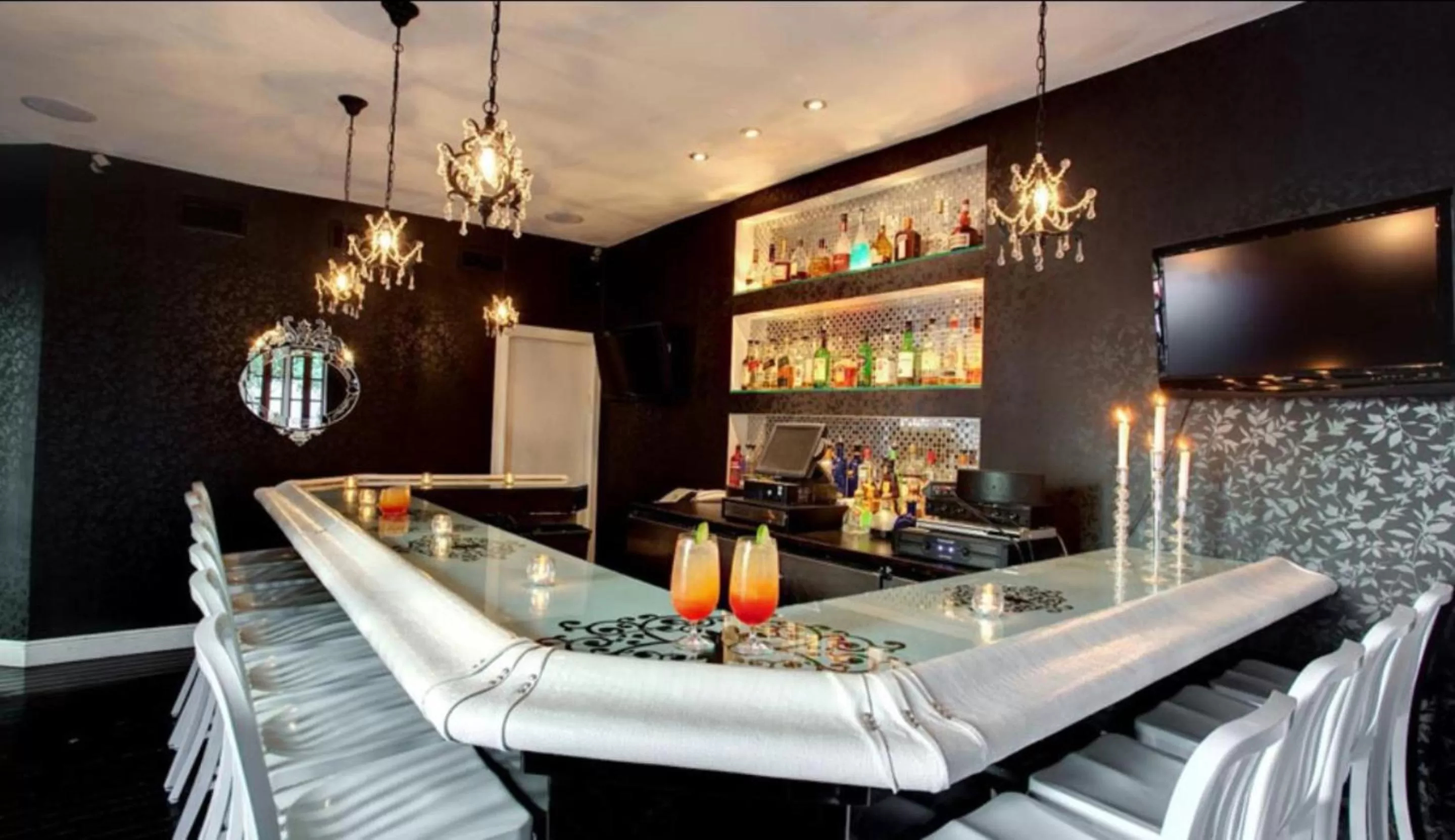 Lounge or bar in Dorchester Hotel & Suites