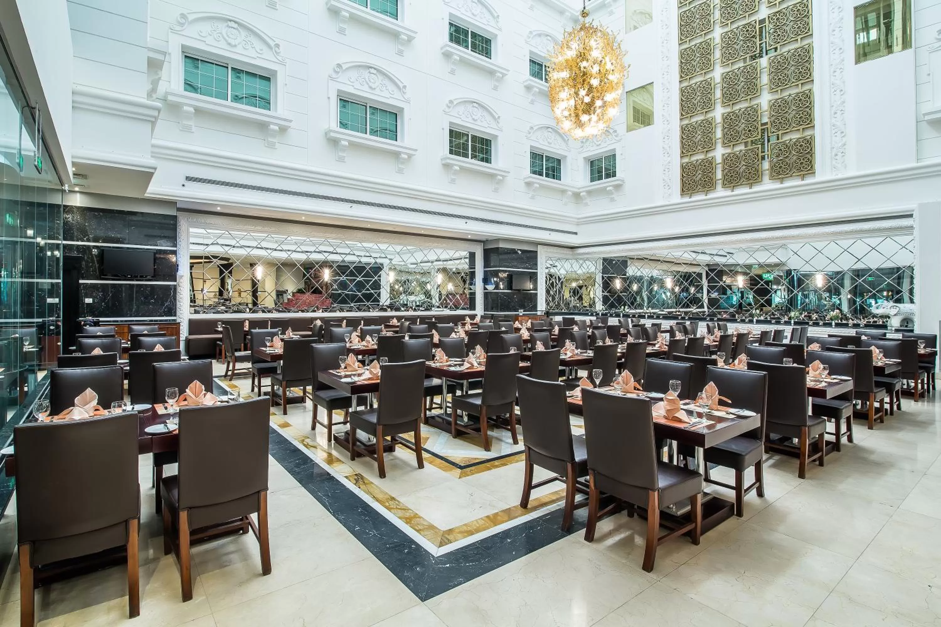 Restaurant/places to eat in Sunday Hotel Holiday international Dubai