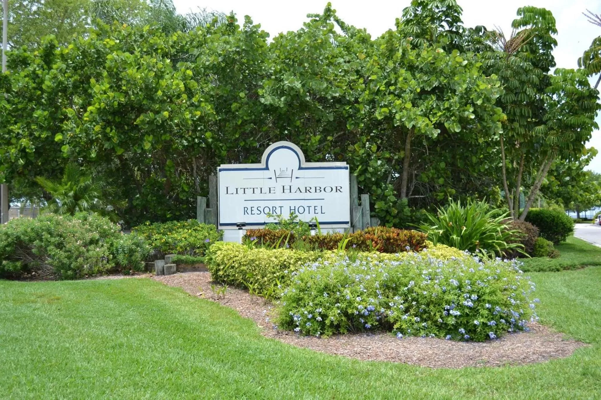 Nearby landmark in TAMPA BAY, BEACH step away, WIFI, FREE PARKING,POOLS, JACUZZI