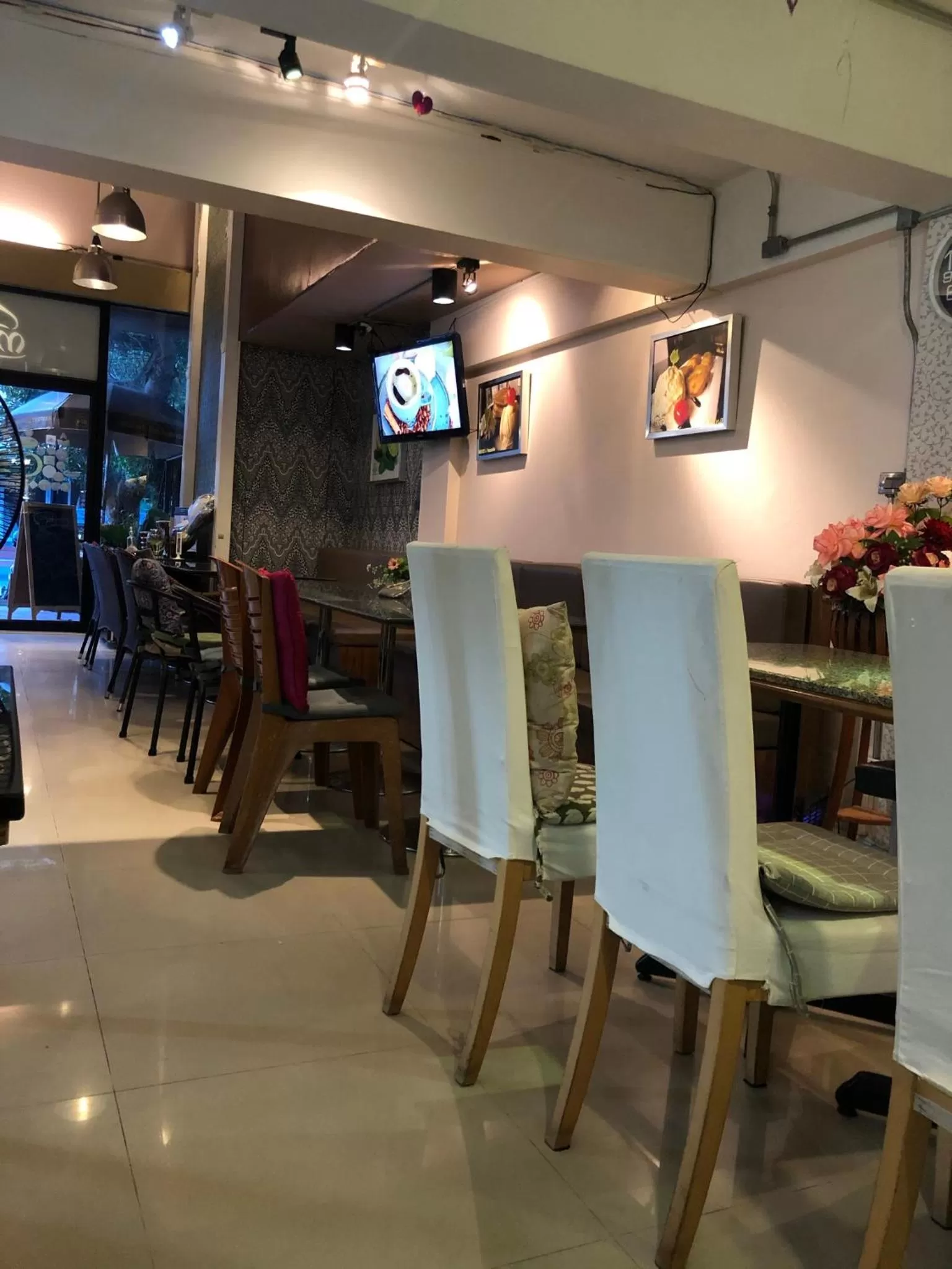 Restaurant/places to eat in Mooz Huahin Bed & Breakfast