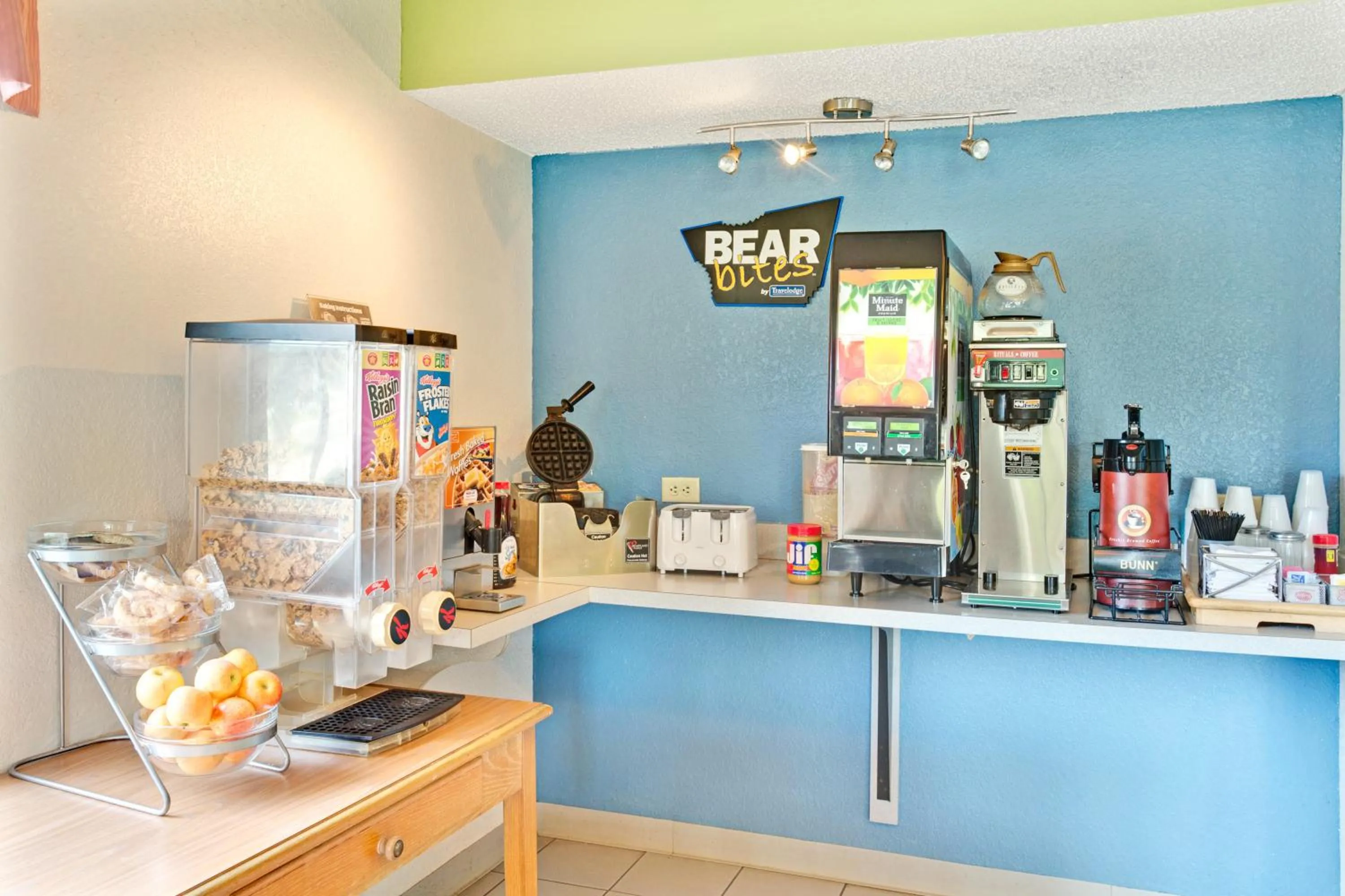 Coffee/tea facilities in Travelodge Suites by Wyndham MacClenny I-10