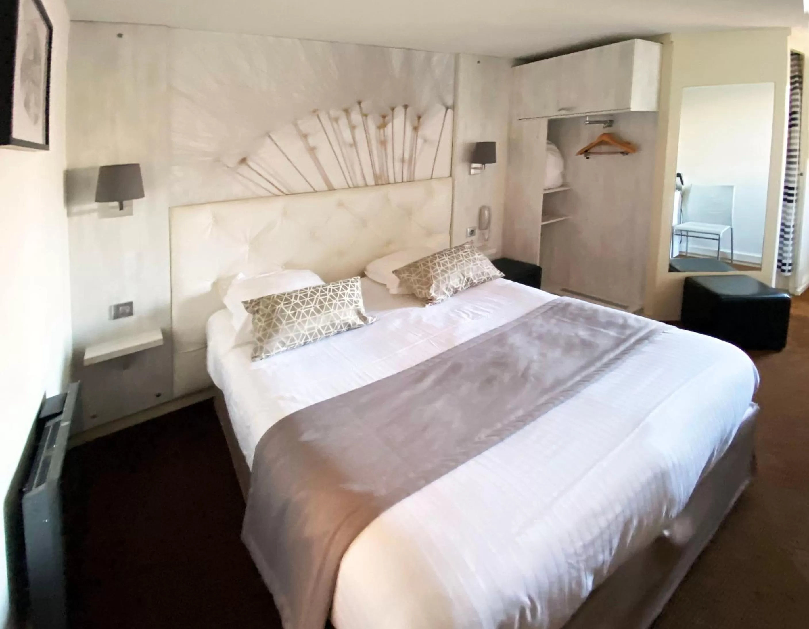 Bedroom, Bed in Logis - Hôtel & Restaurant des Lacs Paris Sud