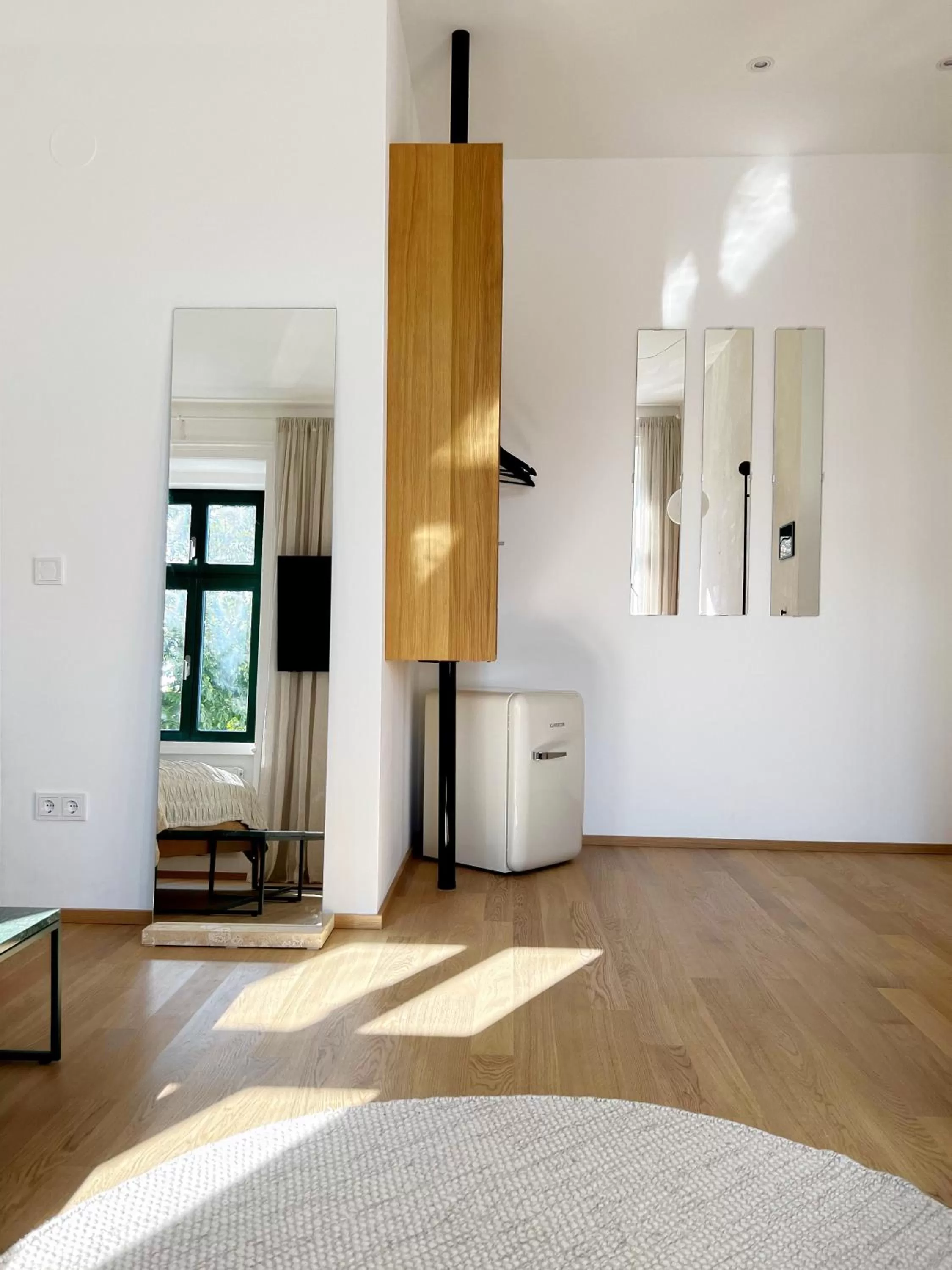 wardrobe, Bed in Sissi West