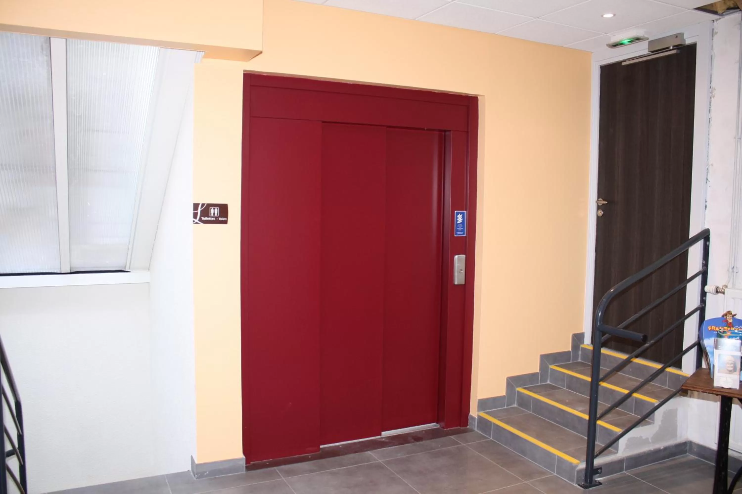 Lobby or reception in Logis Hôtel- Restaurant La Renaissance