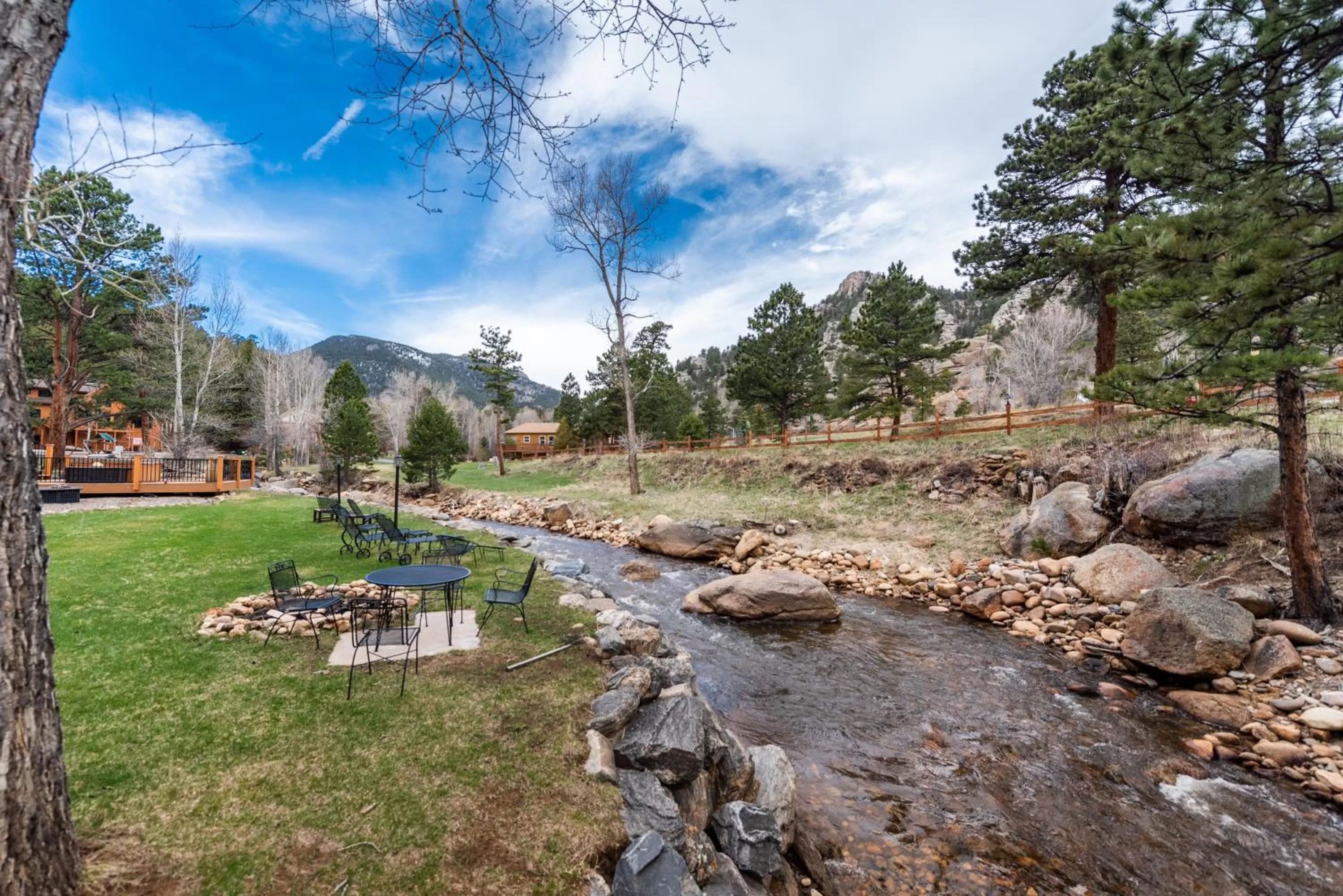 BBQ facilities in 4 Seasons Inn on Fall River