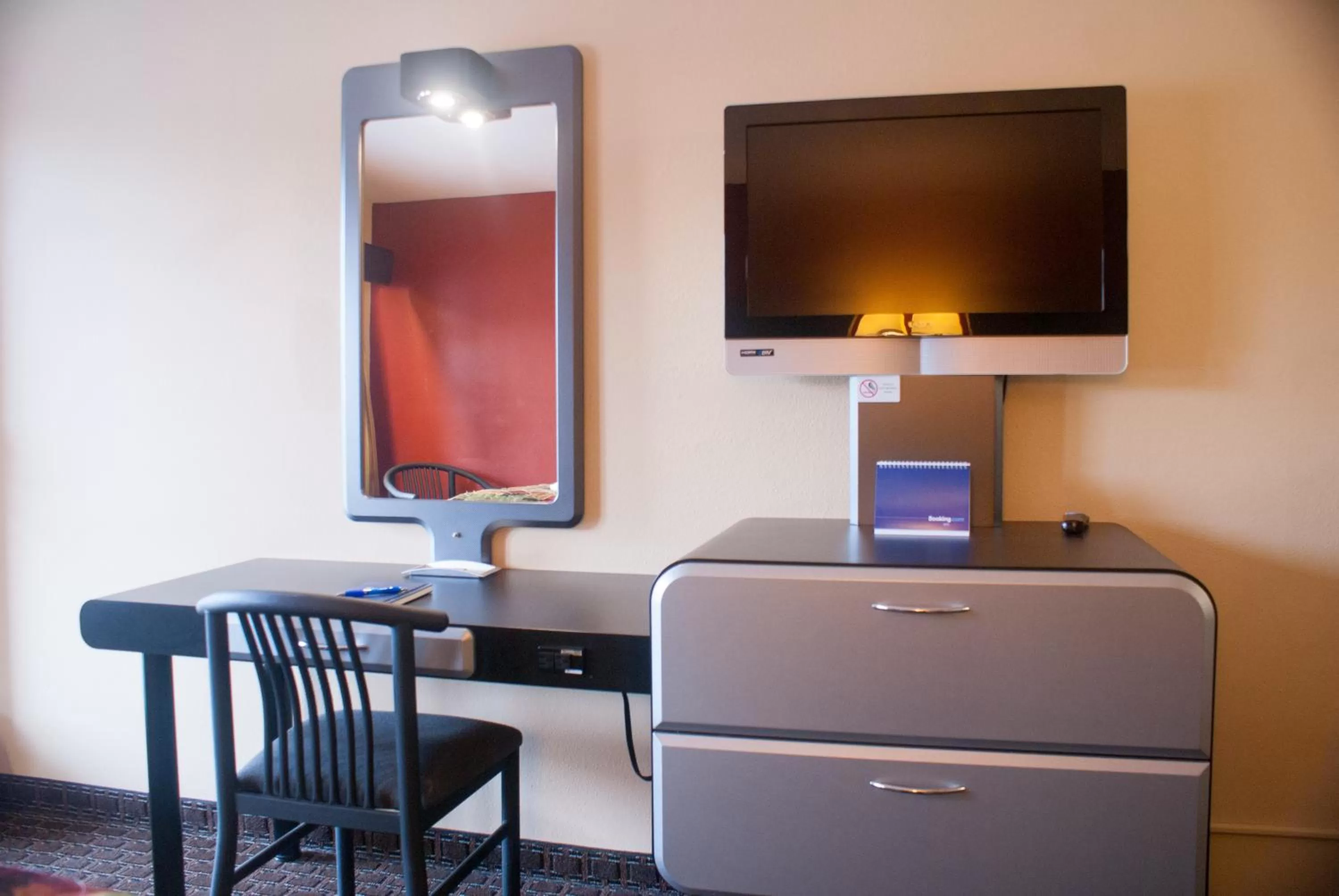 Seating area in Super 8 by Wyndham Kissimmee/Maingate/Orlando Area