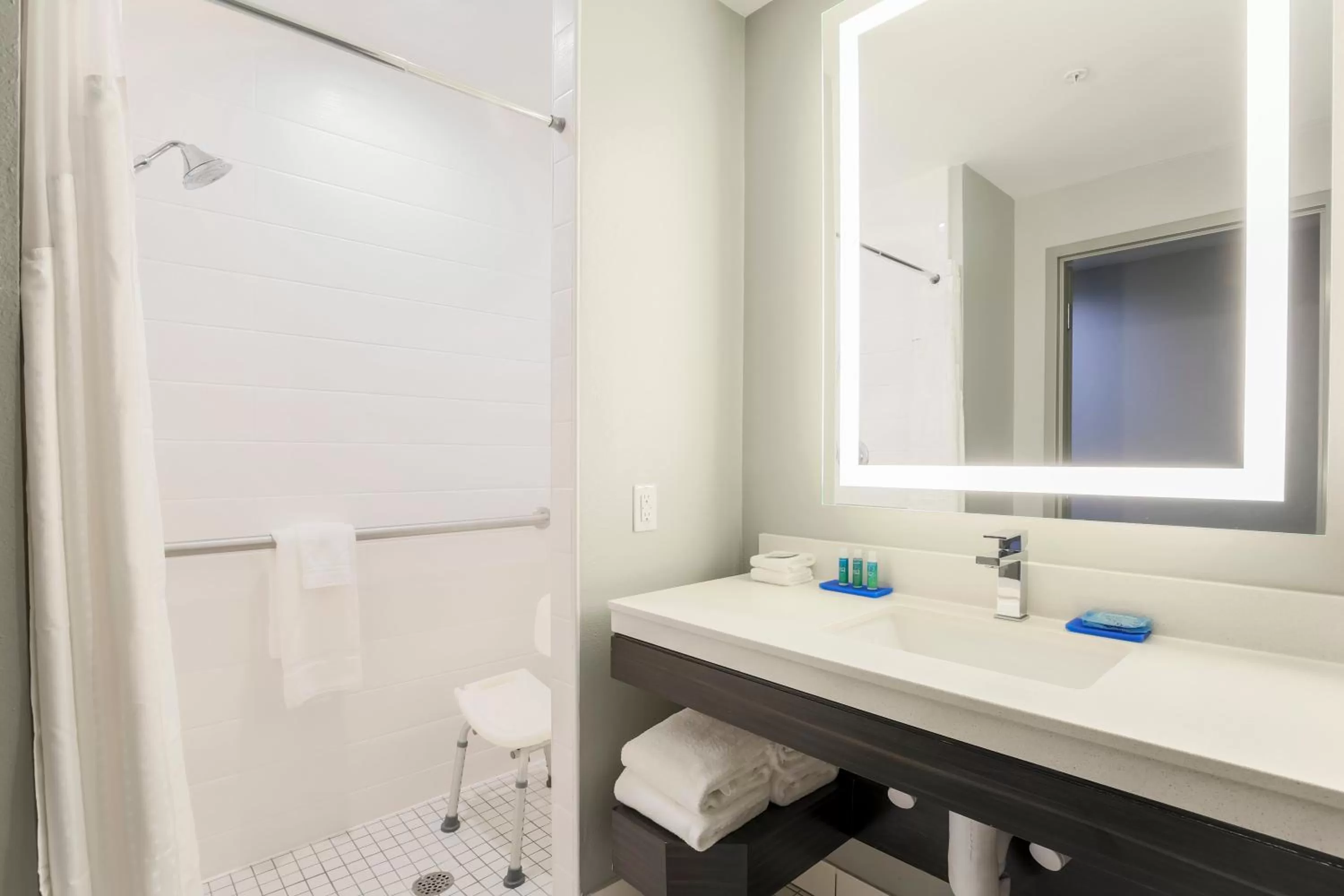 Photo of the whole room in Holiday Inn Express & Suites Houston - Hobby Airport Area by IHG