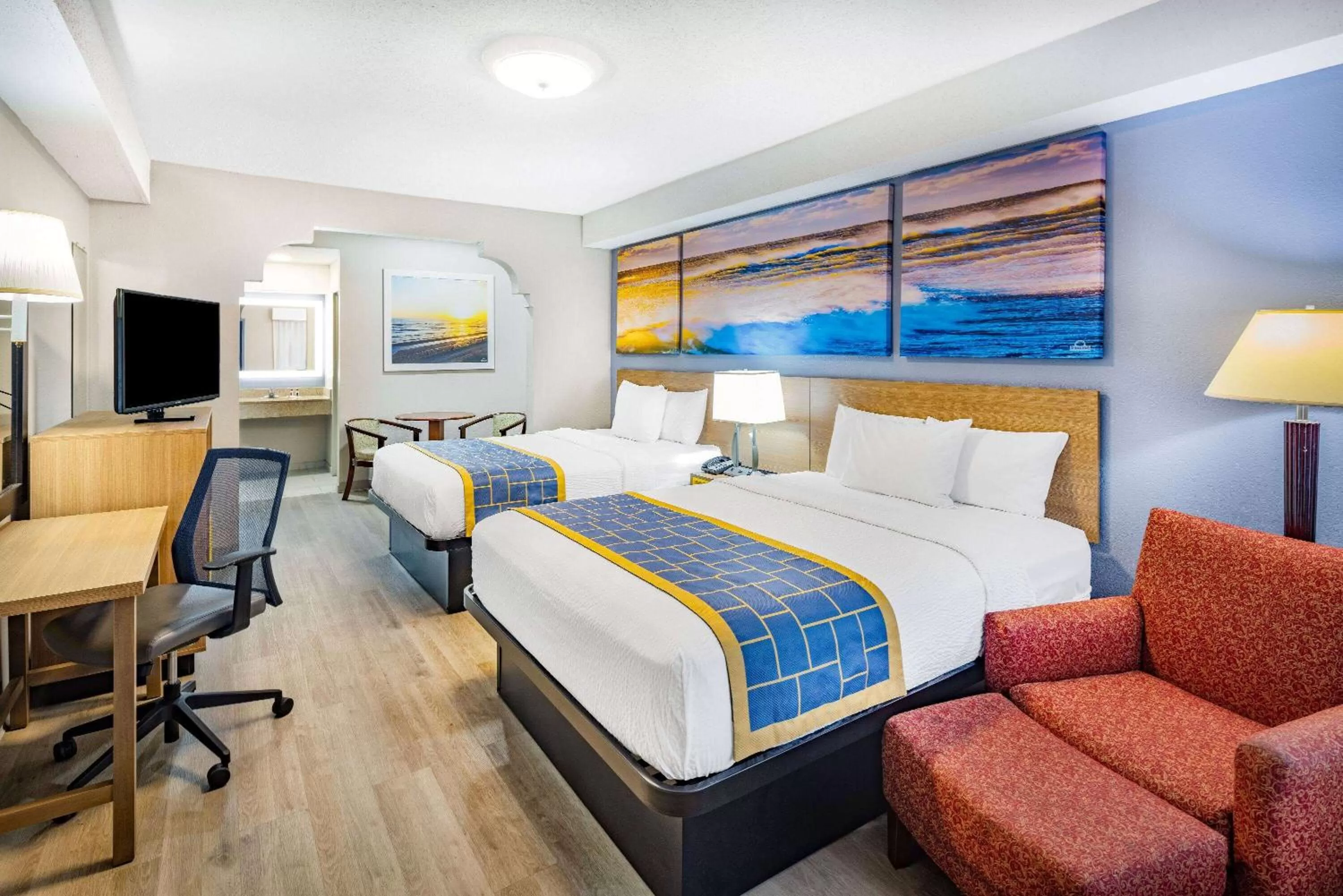 Bed in Days Inn & Suites by Wyndham Savannah Midtown