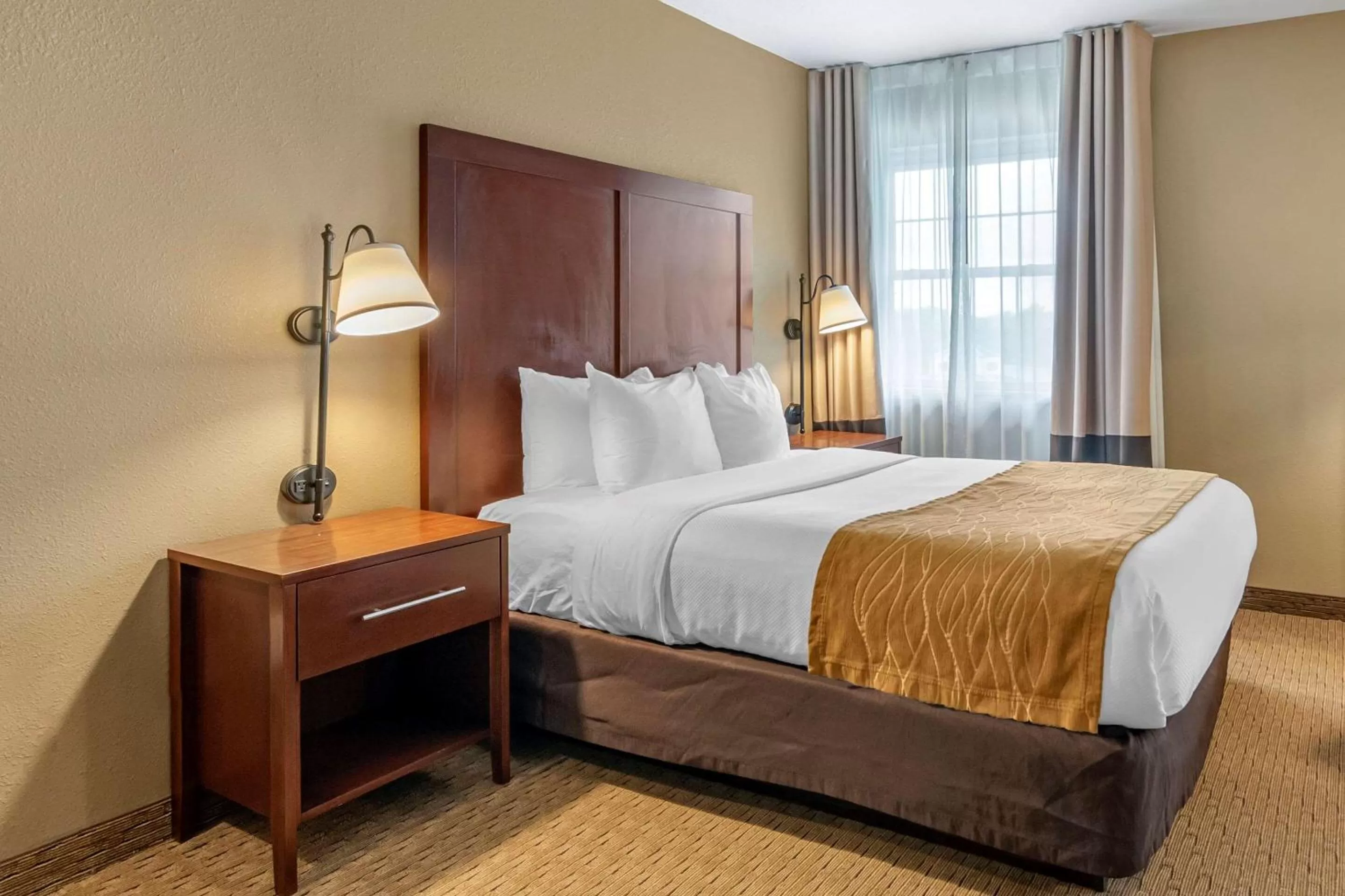 Photo of the whole room, Bed in Comfort Inn Warrensburg Station