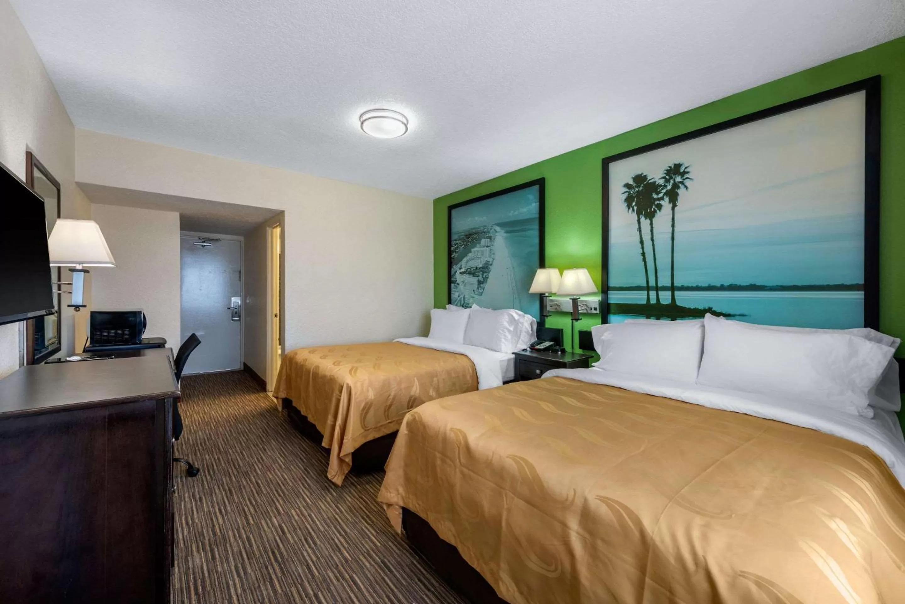 Photo of the whole room, Bed in Quality Inn Daytona Beach Oceanfront