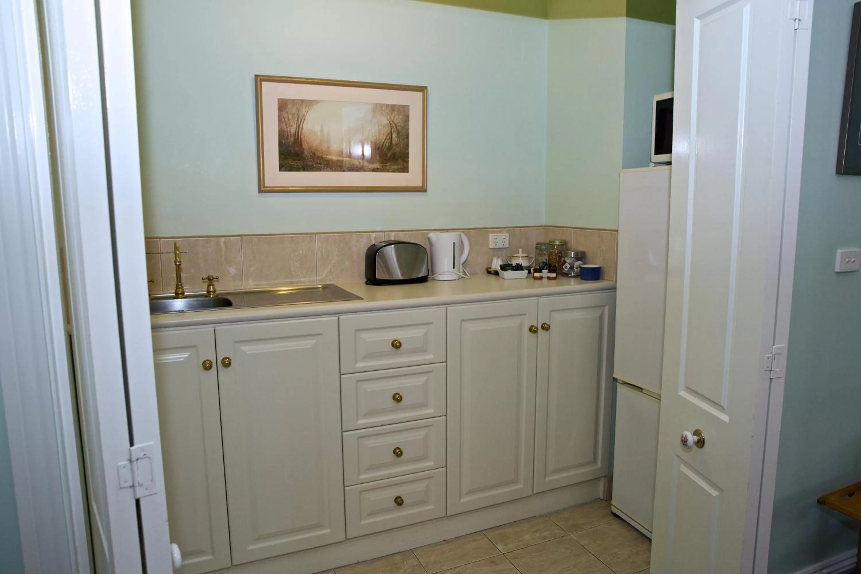 Kitchen or kitchenette in Holly Lane Mews