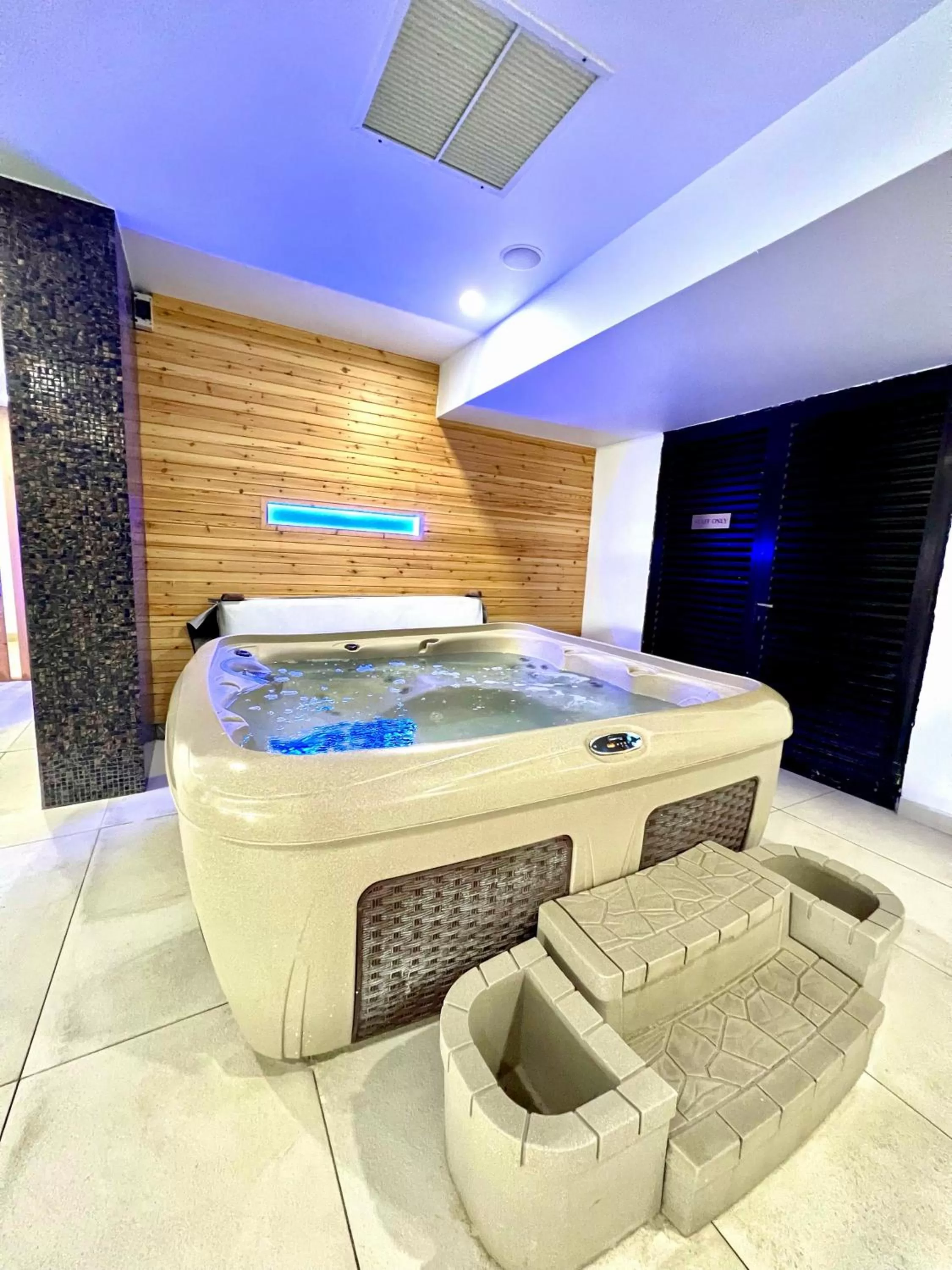 Hot Tub in Nelia Sea Breeze