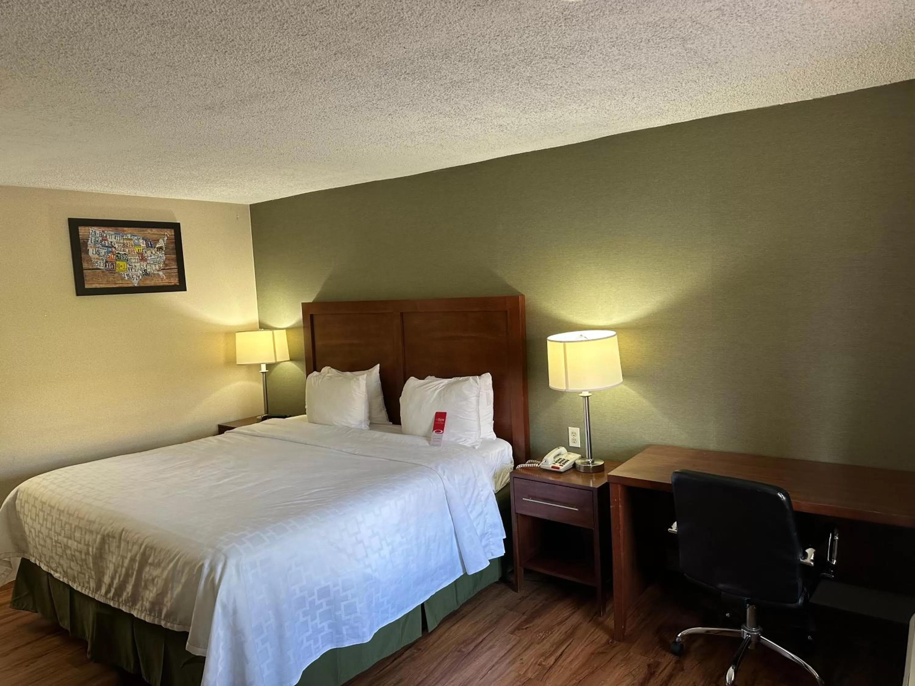 Bed in Econo Lodge Huntington - Barboursville University Area