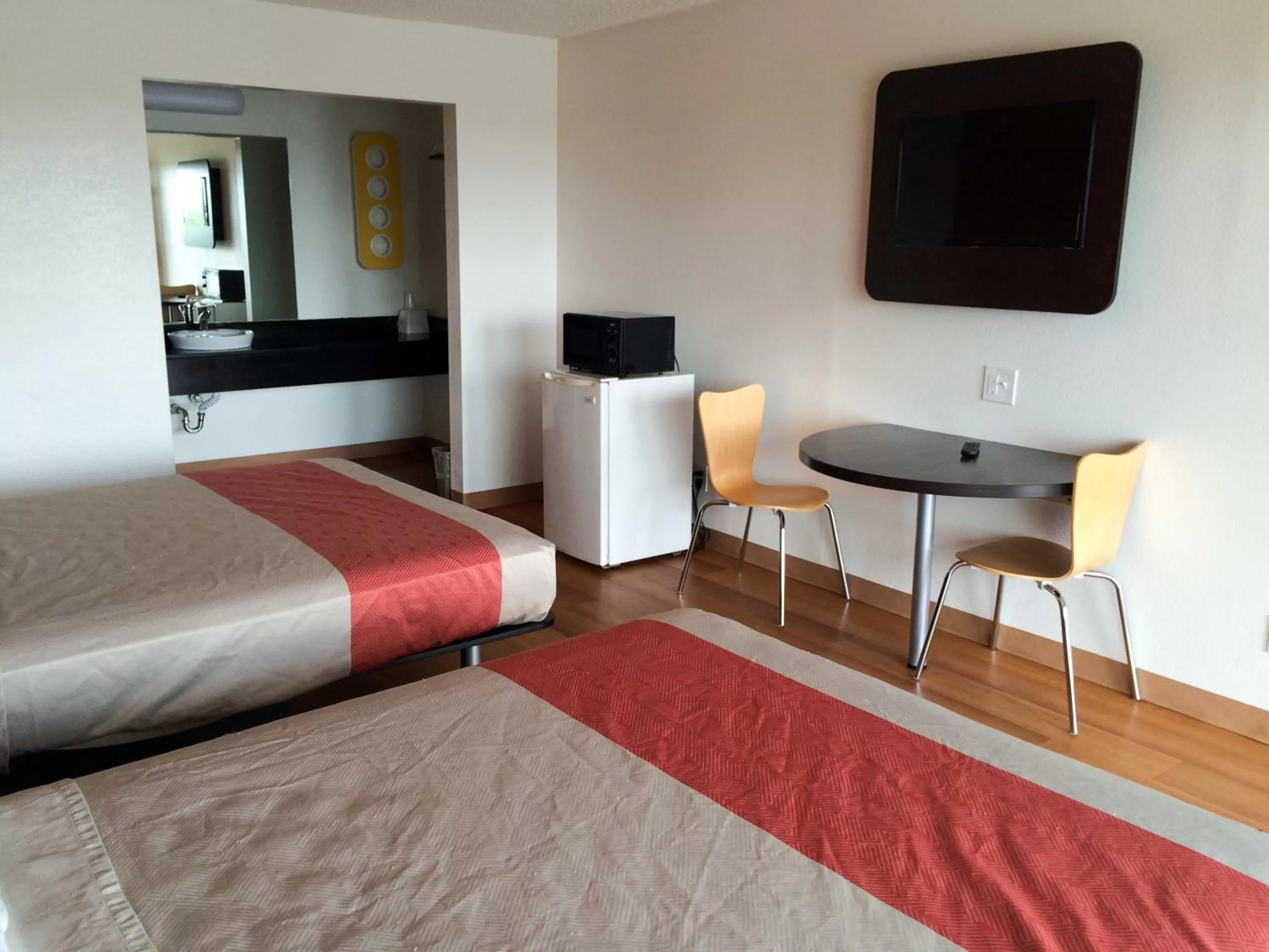 Photo of the whole room, Bed in Motel 6-Waxahachie, TX