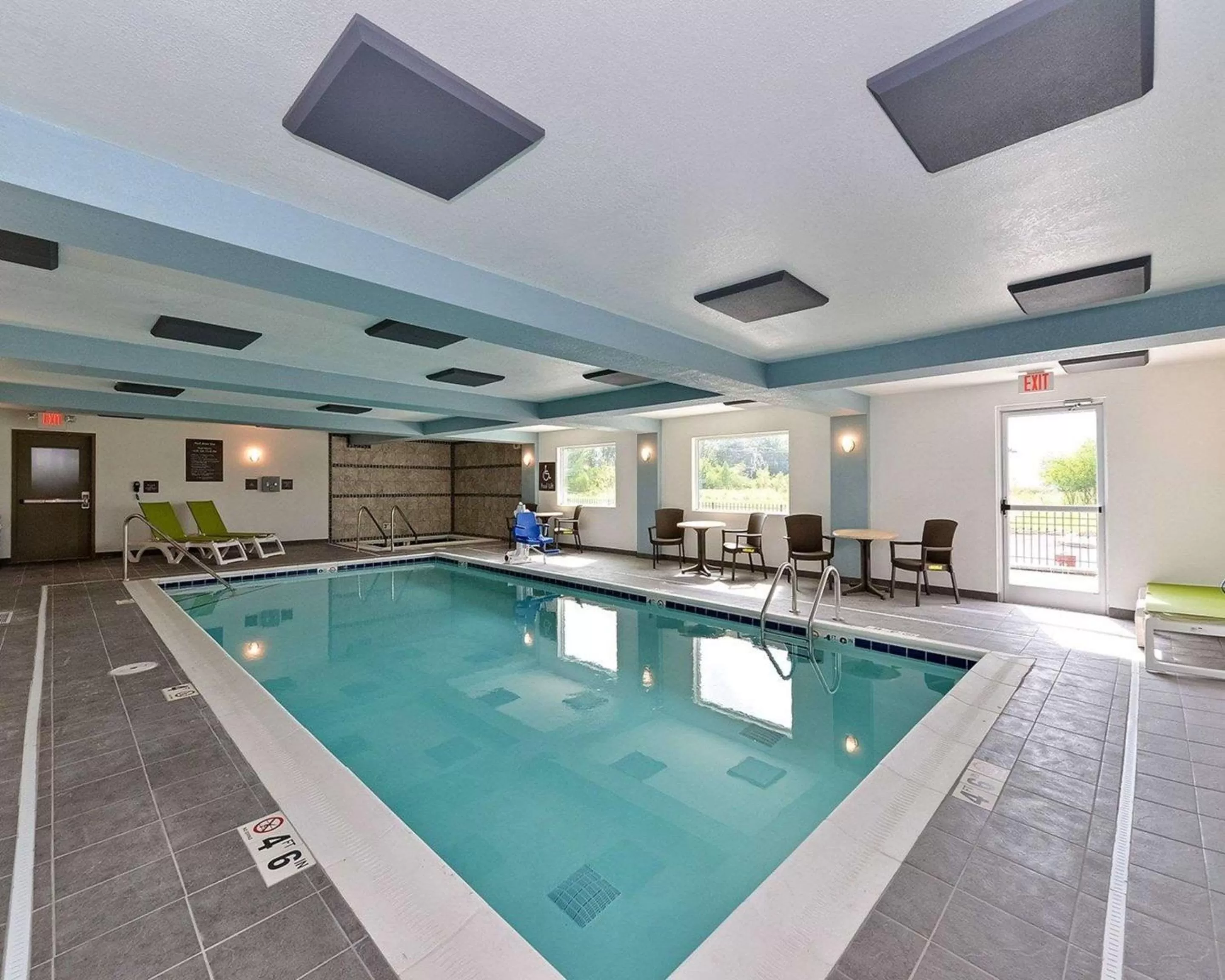 Swimming pool in Comfort Inn & Suites Springfield I-55