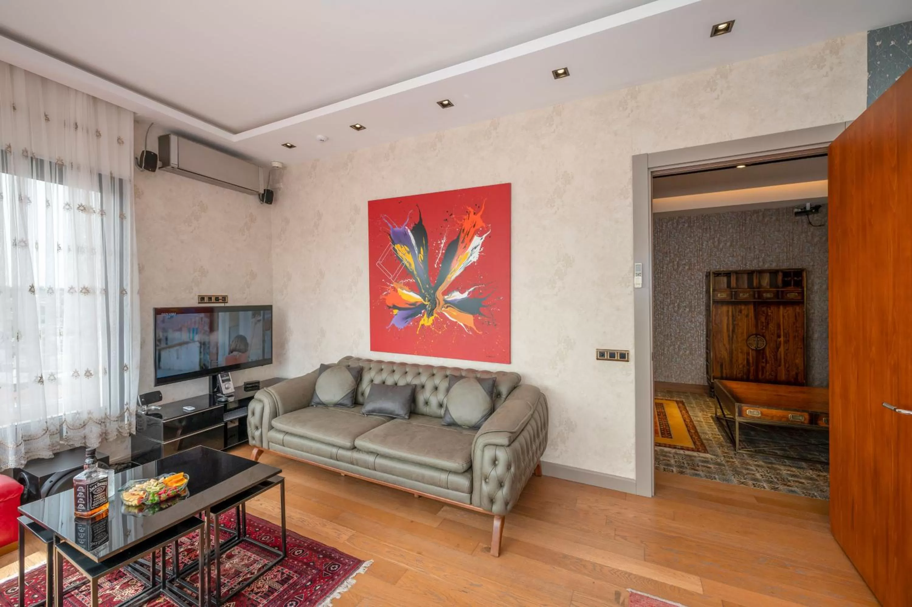 Communal lounge/ TV room in O'Pera Okanlı Suites